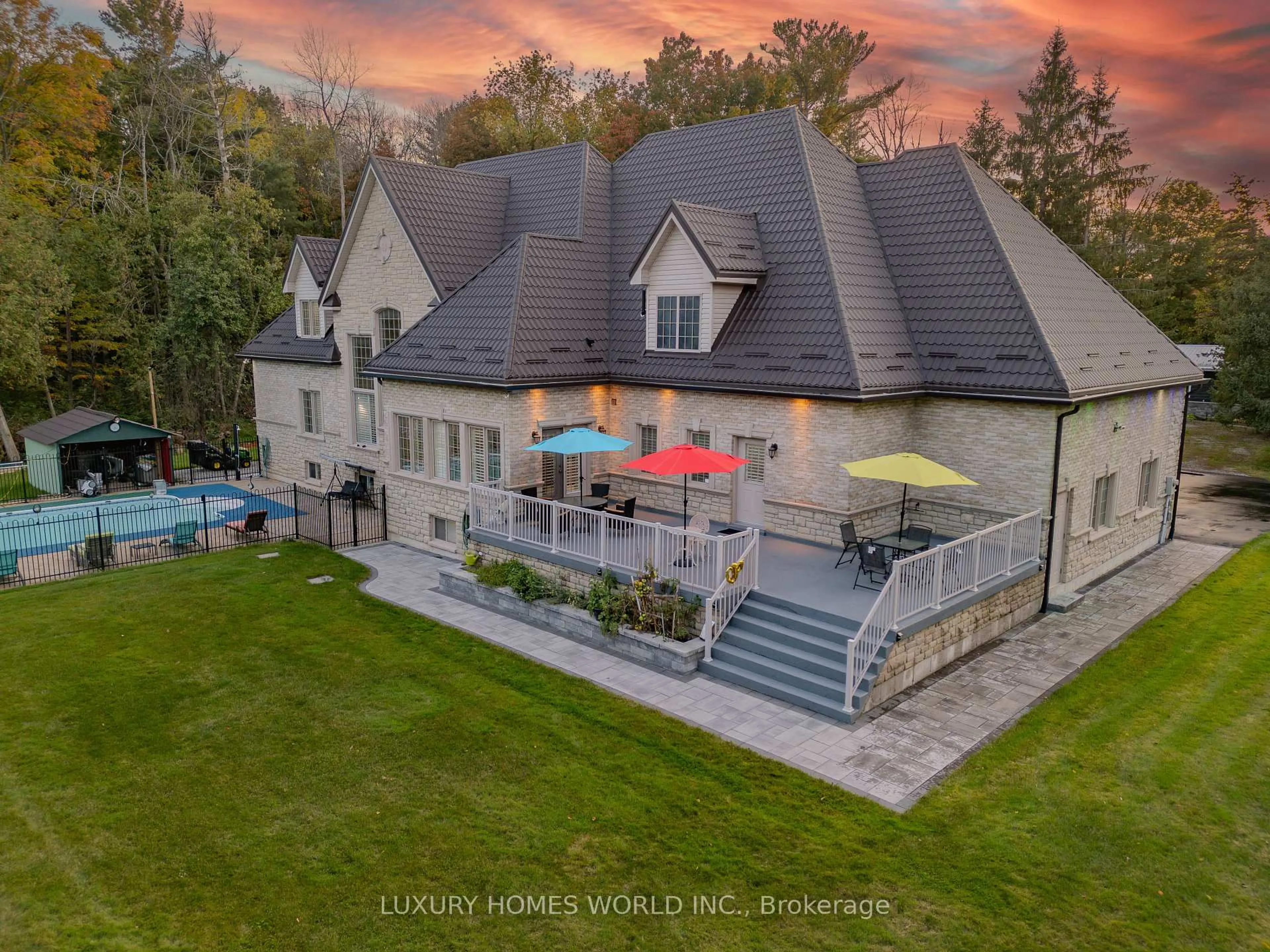 A pic from outside/outdoor area/front of a property/back of a property/a pic from drone, unknown for 3965 Algoma Ave, Innisfil Ontario L9S 2M1