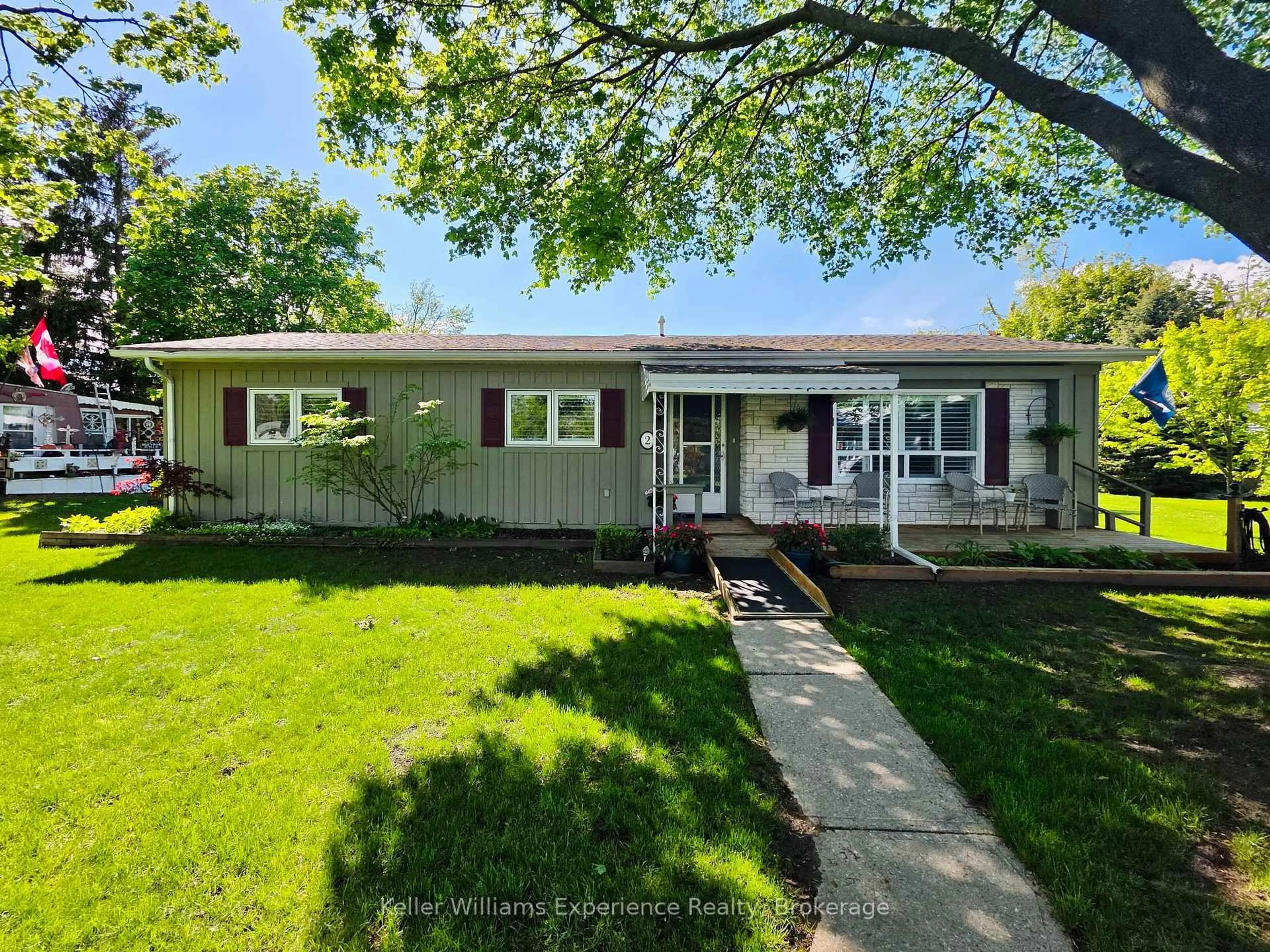 Home with vinyl exterior material, street for 2 Elm Crt, Innisfil Ontario L9S 1M8