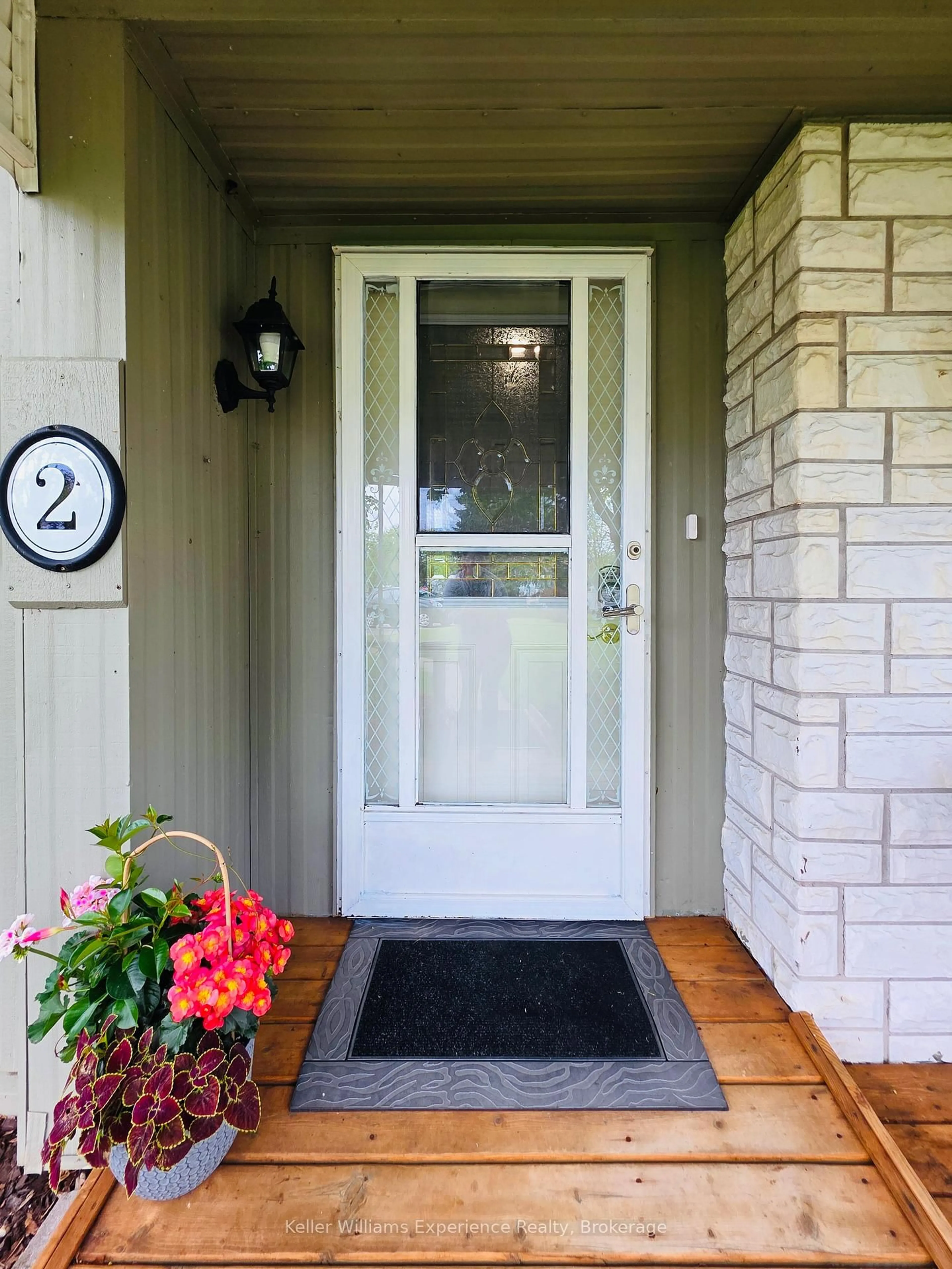 Indoor entryway for 2 Elm Crt, Innisfil Ontario L9S 1M8