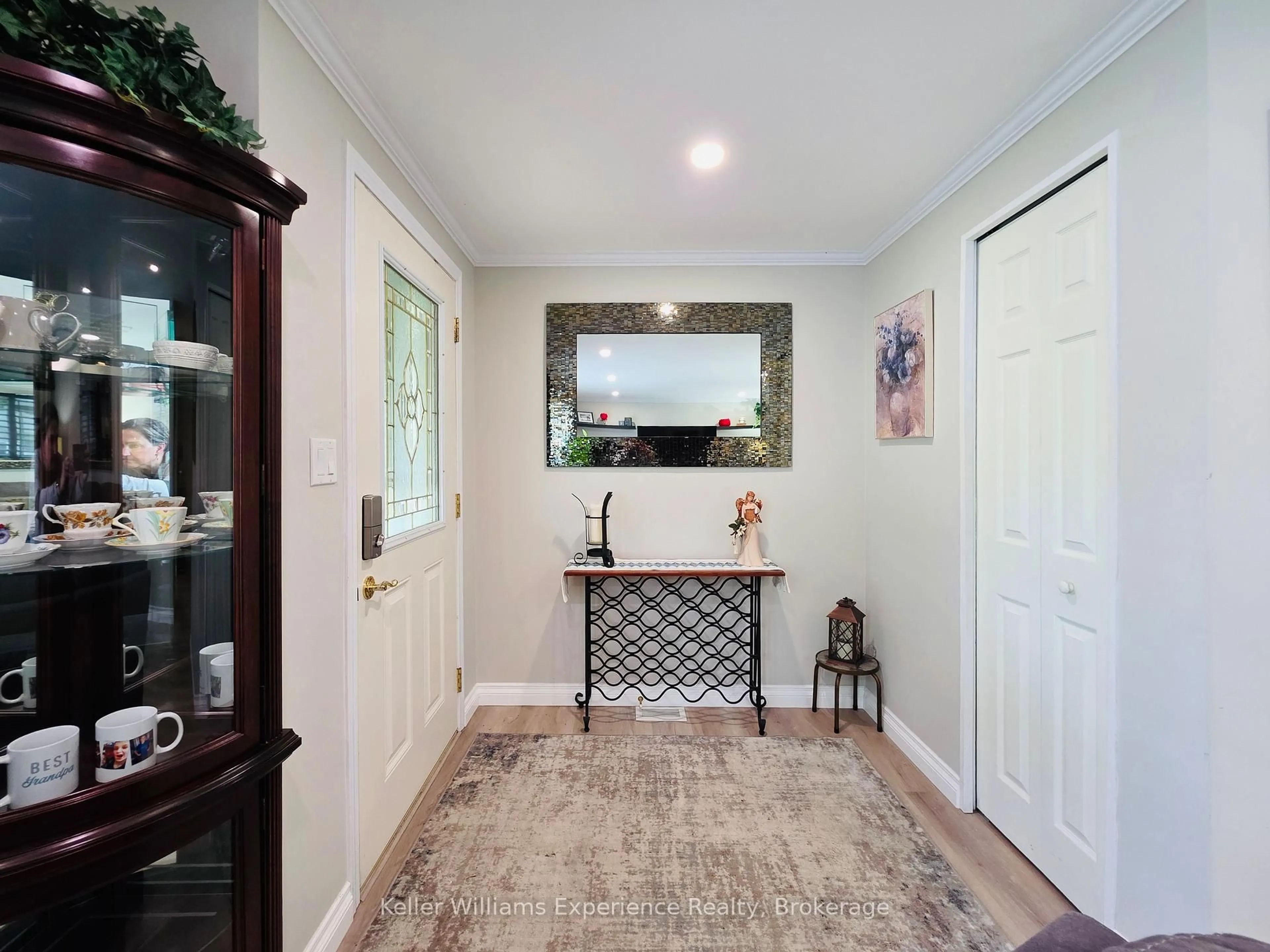 Indoor entryway for 2 Elm Crt, Innisfil Ontario L9S 1M8
