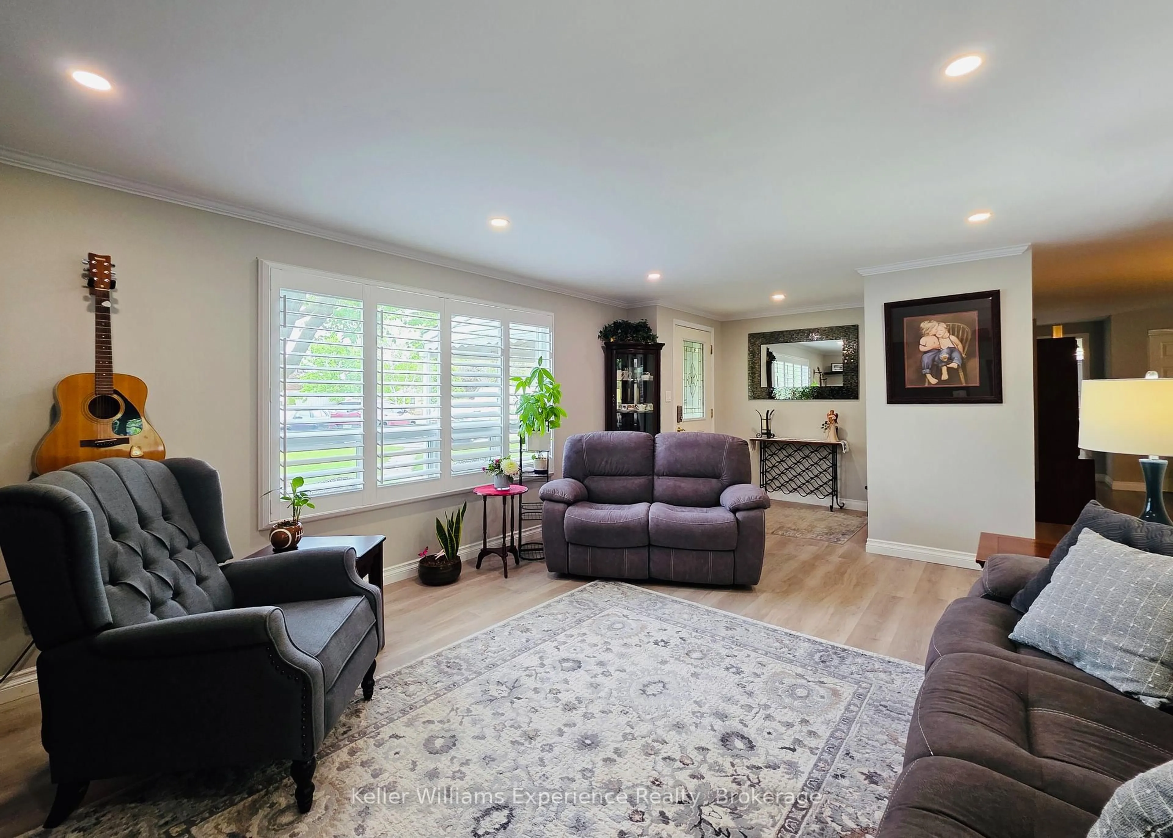 Living room with furniture, wood/laminate floor for 2 Elm Crt, Innisfil Ontario L9S 1M8