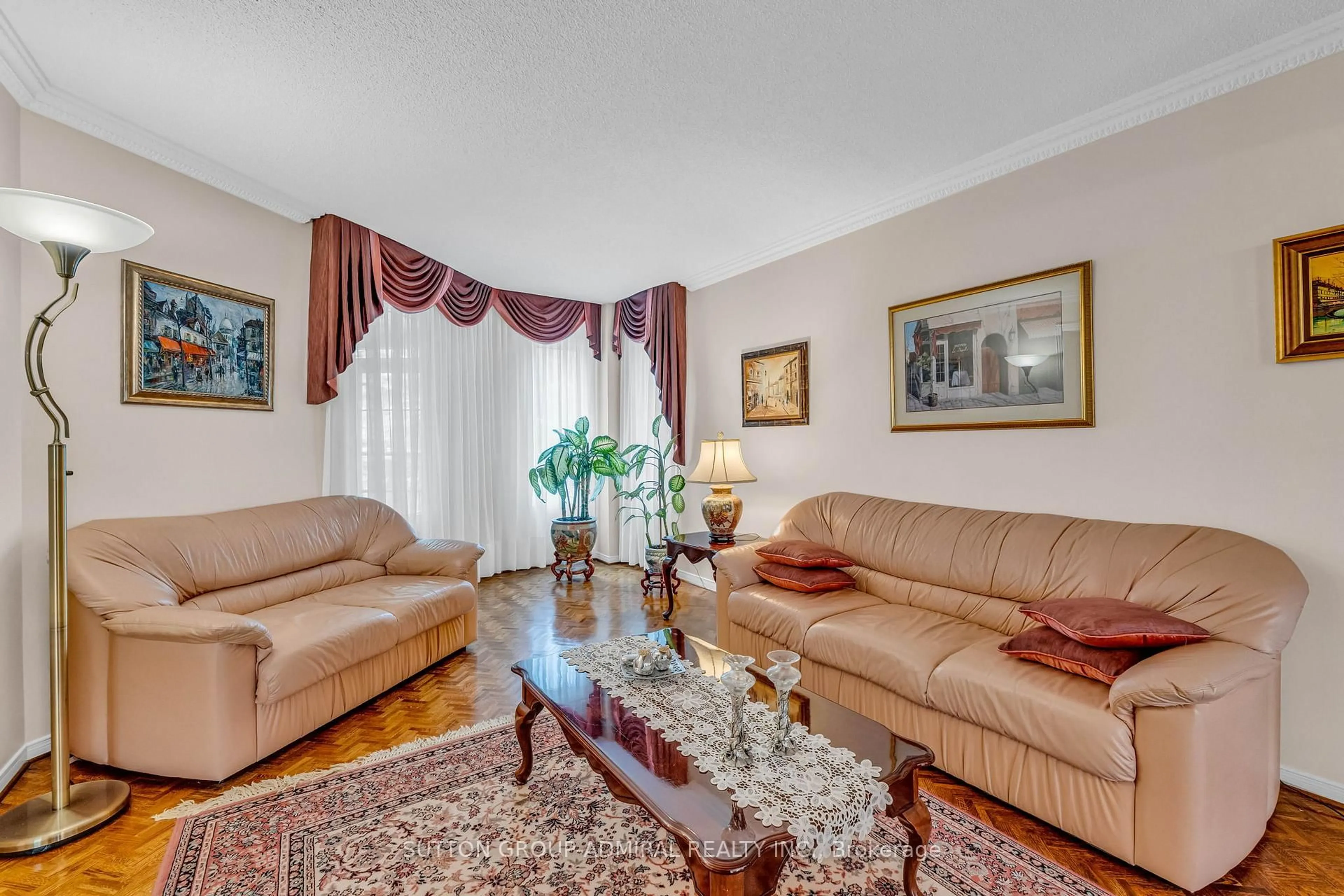 Living room with furniture, carpet floor for 44 Brownridge Dr, Vaughan Ontario L4J 7R7
