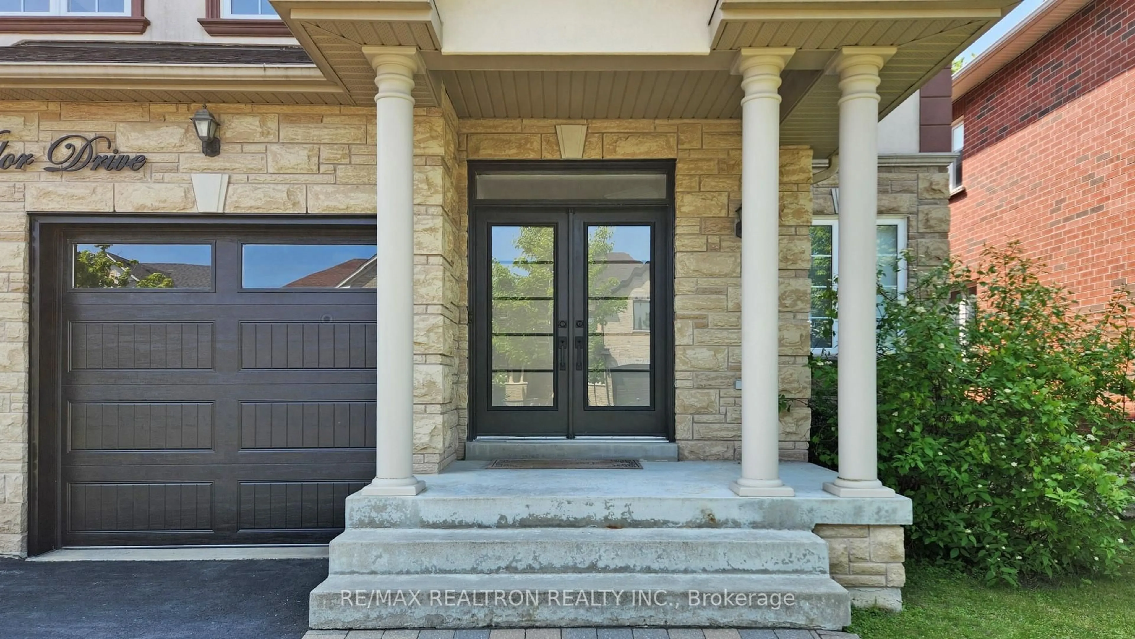 Indoor entryway for 65 Vitlor Dr, Richmond Hill Ontario L4E 0G3