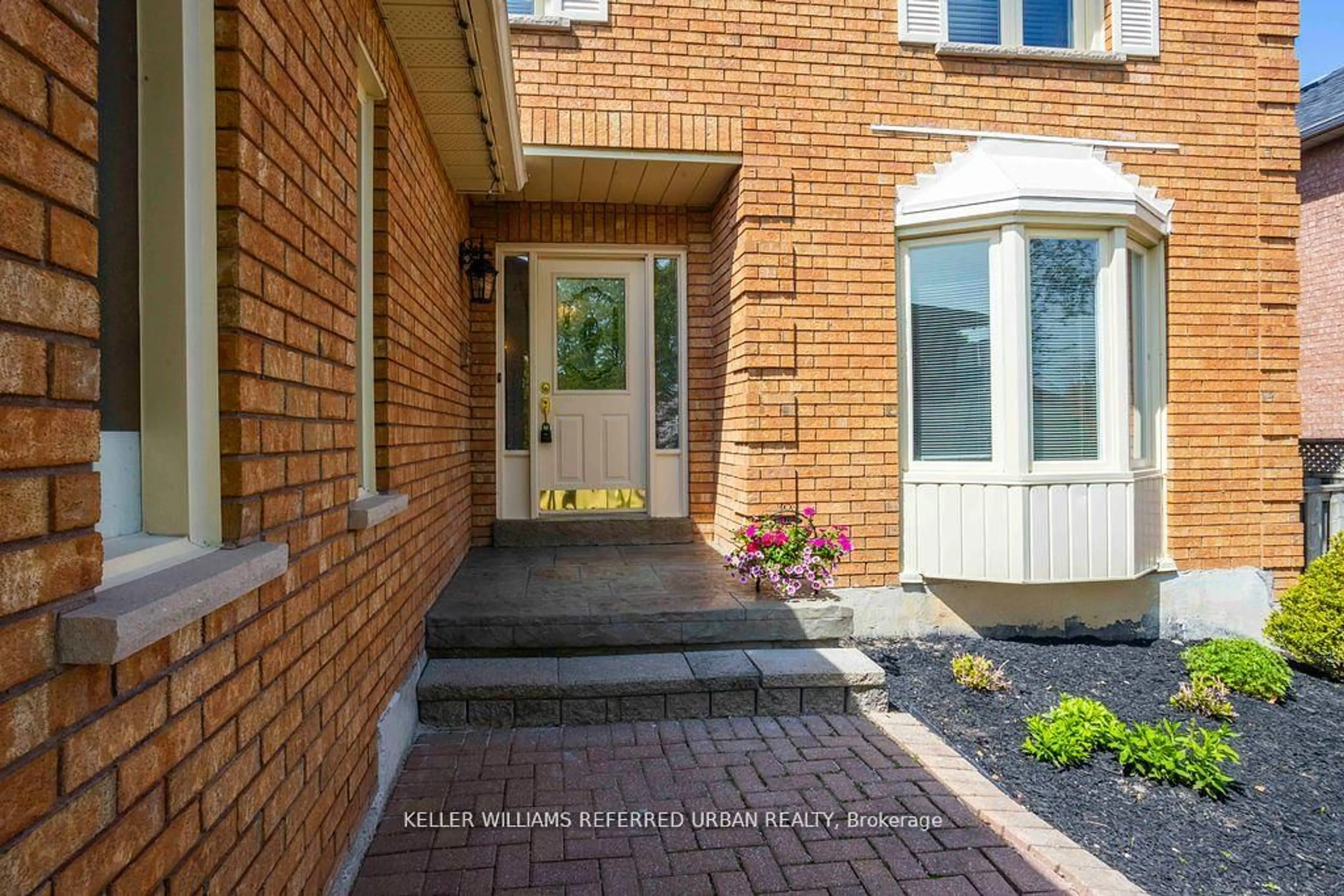 Unknown for 32 Nelson Circ, Newmarket Ontario L3X 1R1