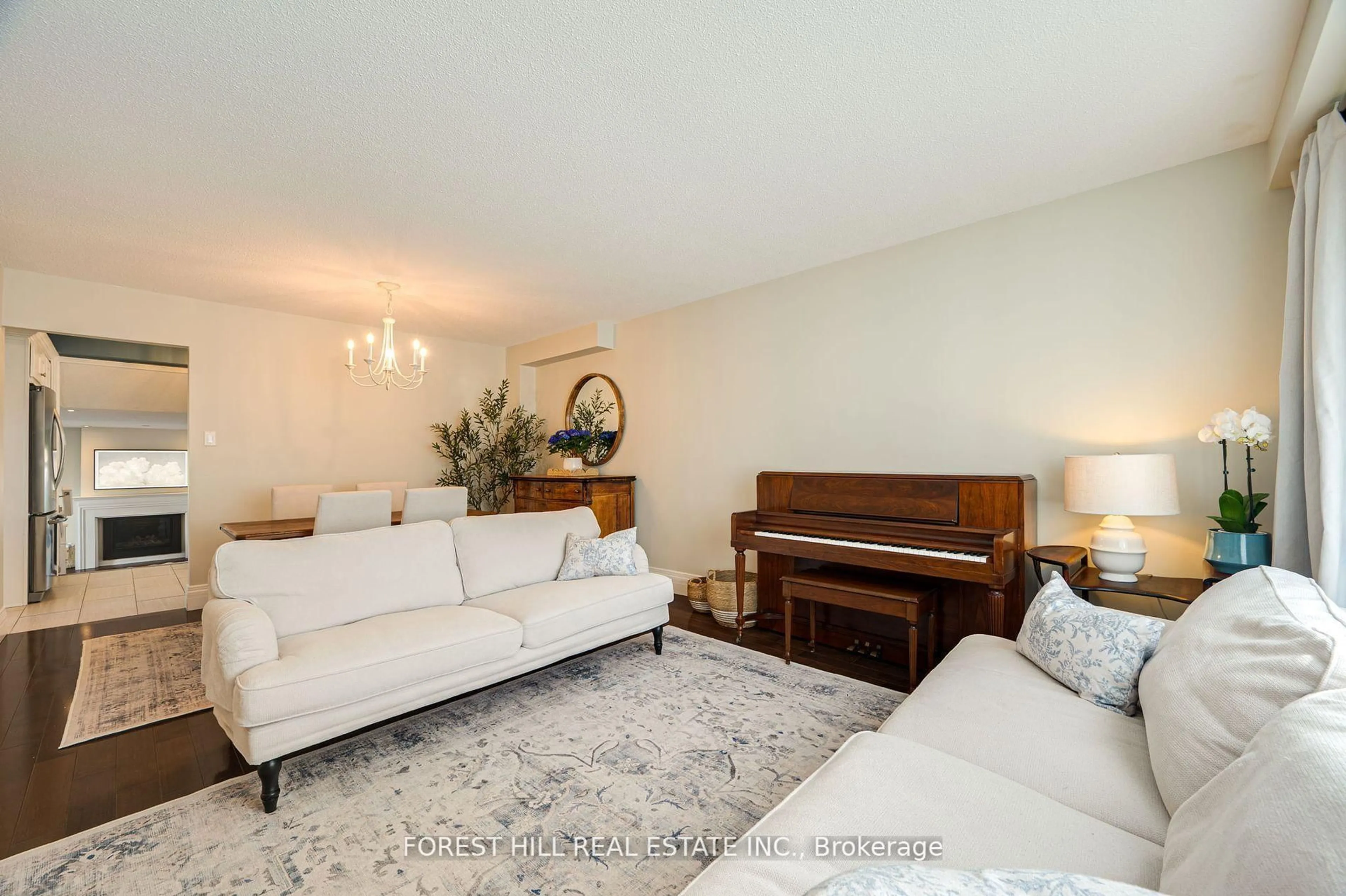 Living room with furniture, unknown for 473 Dixon Blvd, Newmarket Ontario L3Y 5C9