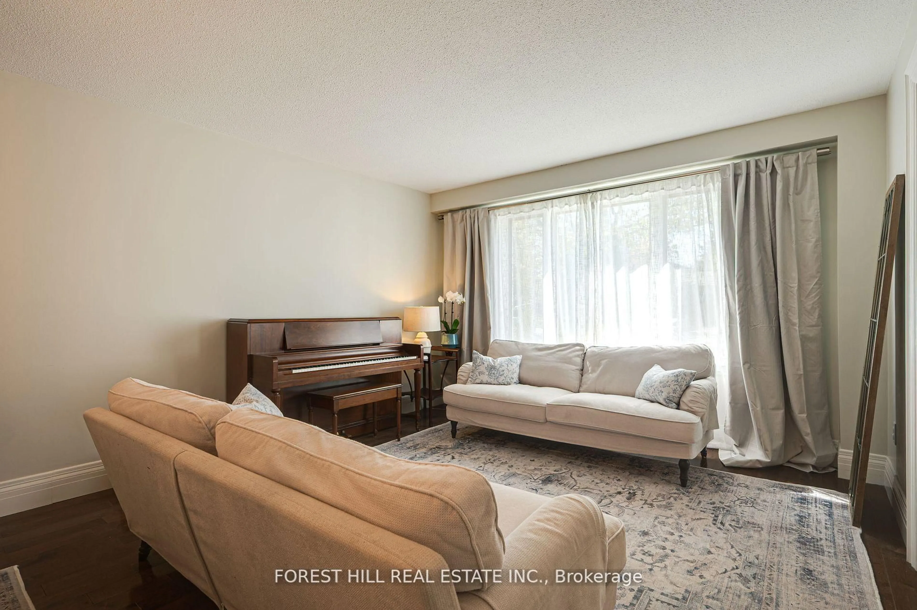 Living room with furniture, unknown for 473 Dixon Blvd, Newmarket Ontario L3Y 5C9