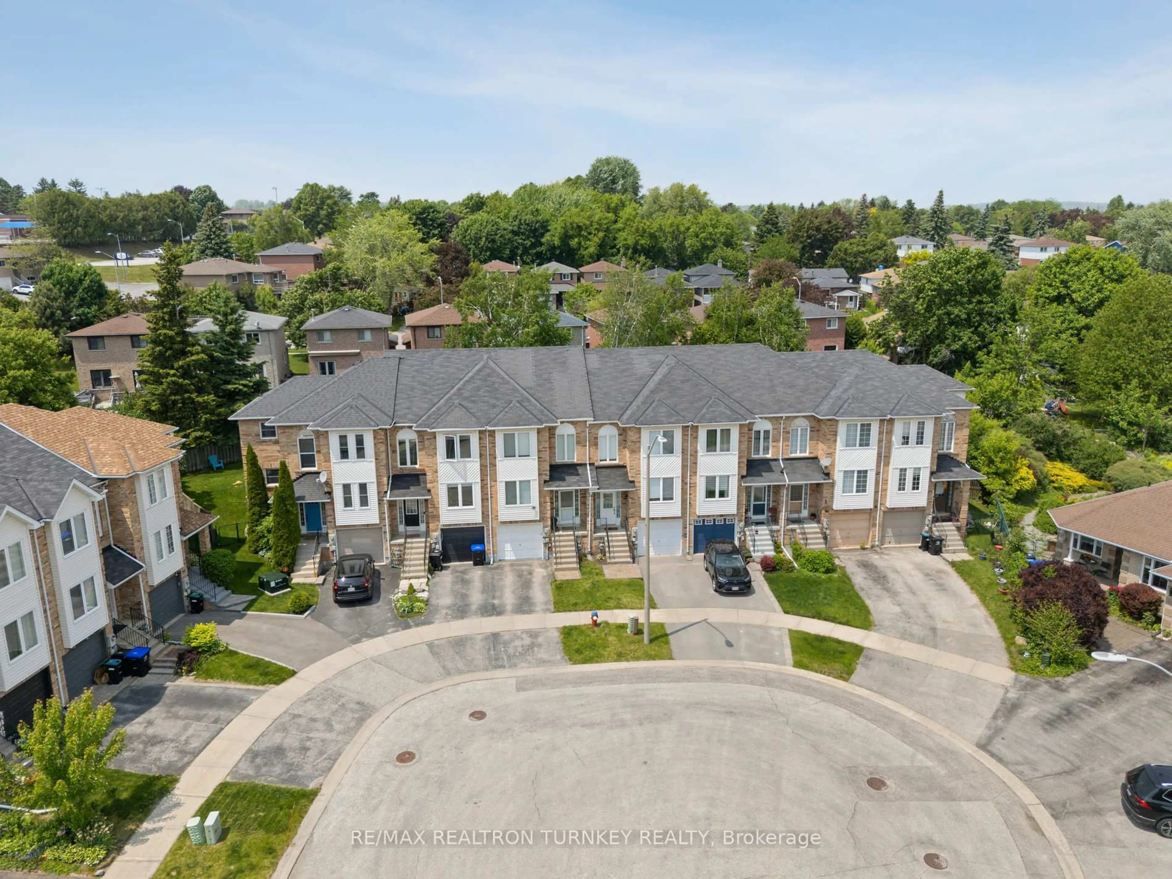 A pic from outside/outdoor area/front of a property/back of a property/a pic from drone, street for 66 Natale Crt, Bradford West Gwillimbury Ontario L3Z 3B1