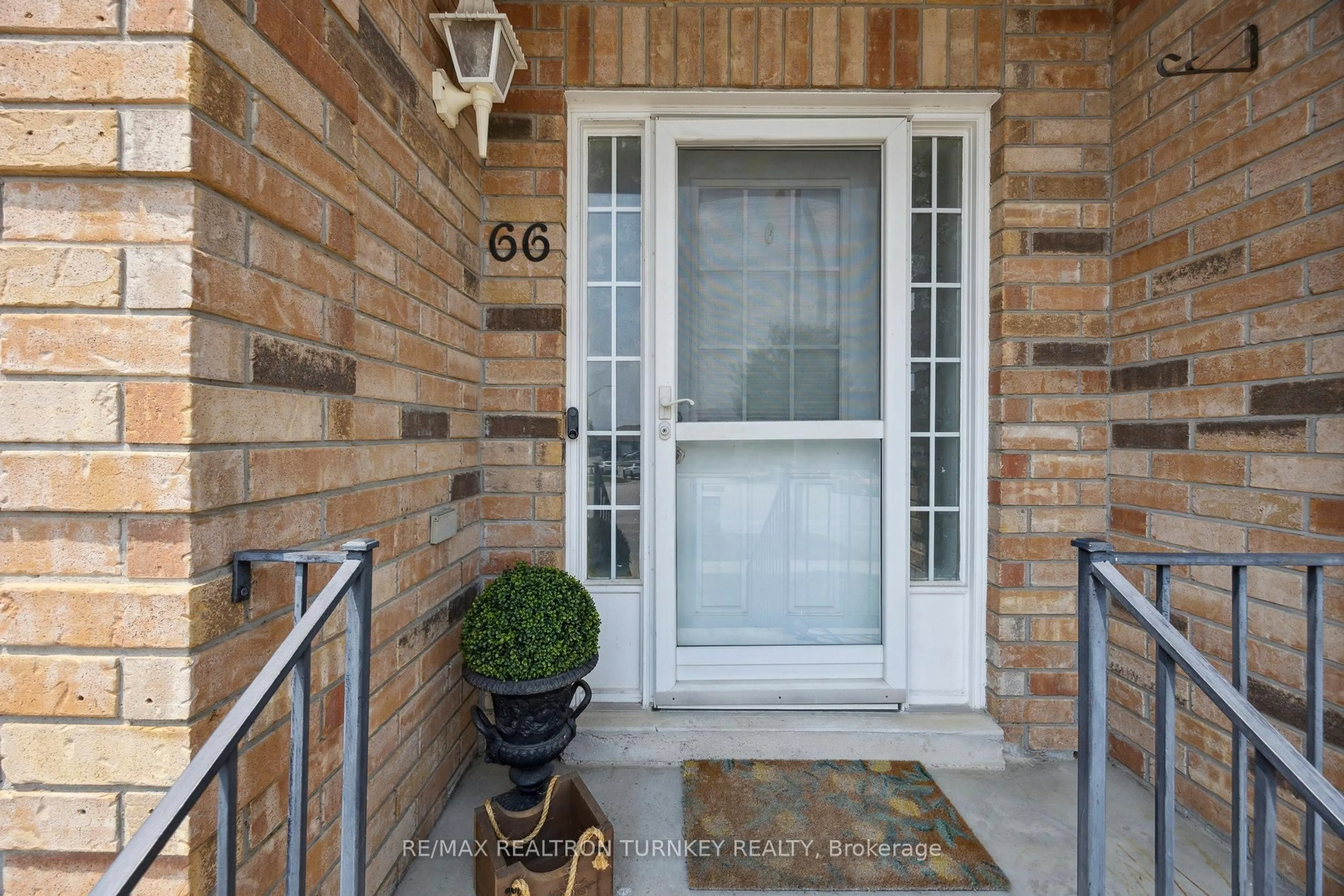 Indoor entryway for 66 Natale Crt, Bradford West Gwillimbury Ontario L3Z 3B1