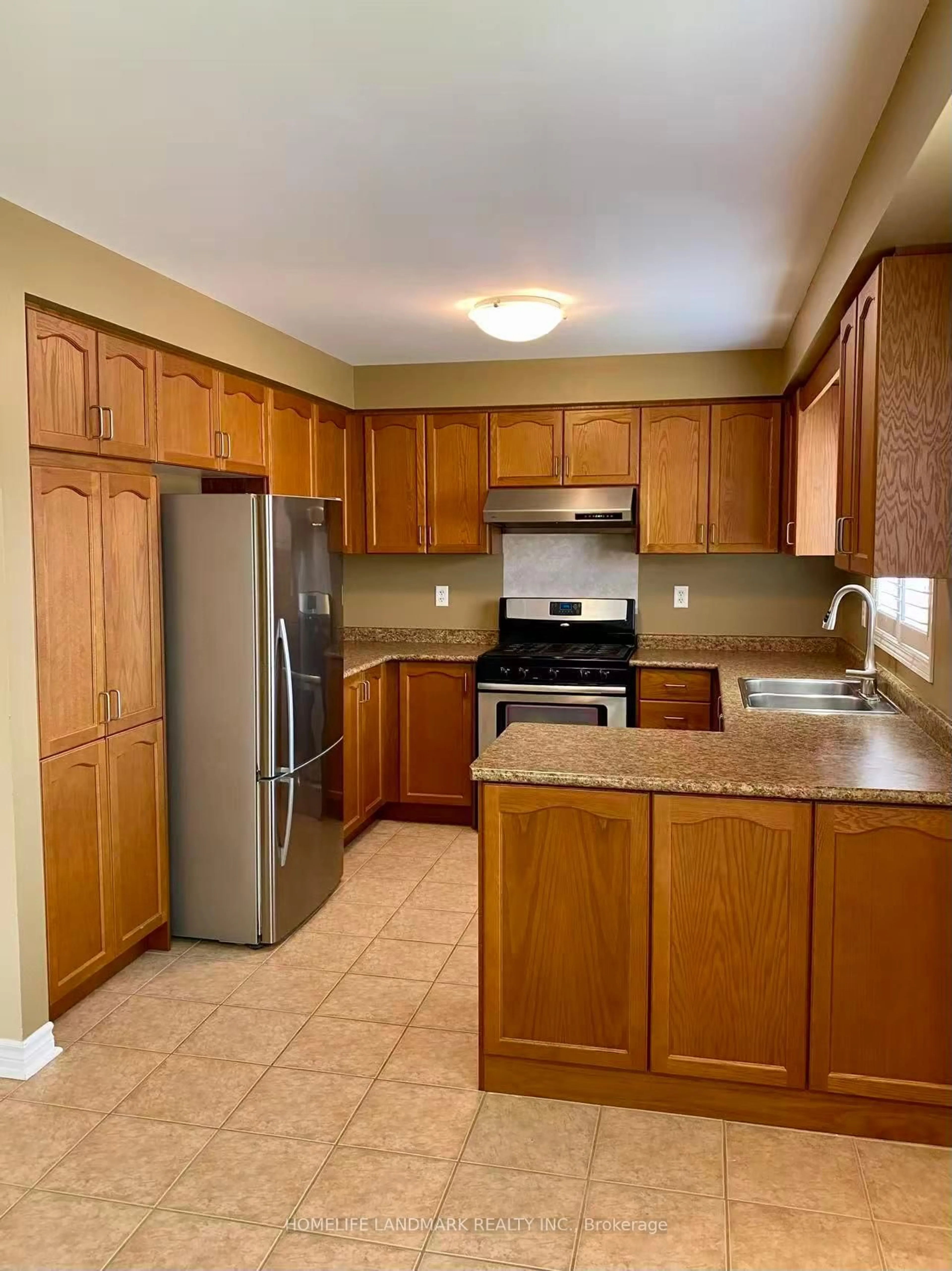 Standard kitchen, unknown for 34 Wallwark St, Aurora Ontario L4G 0J2