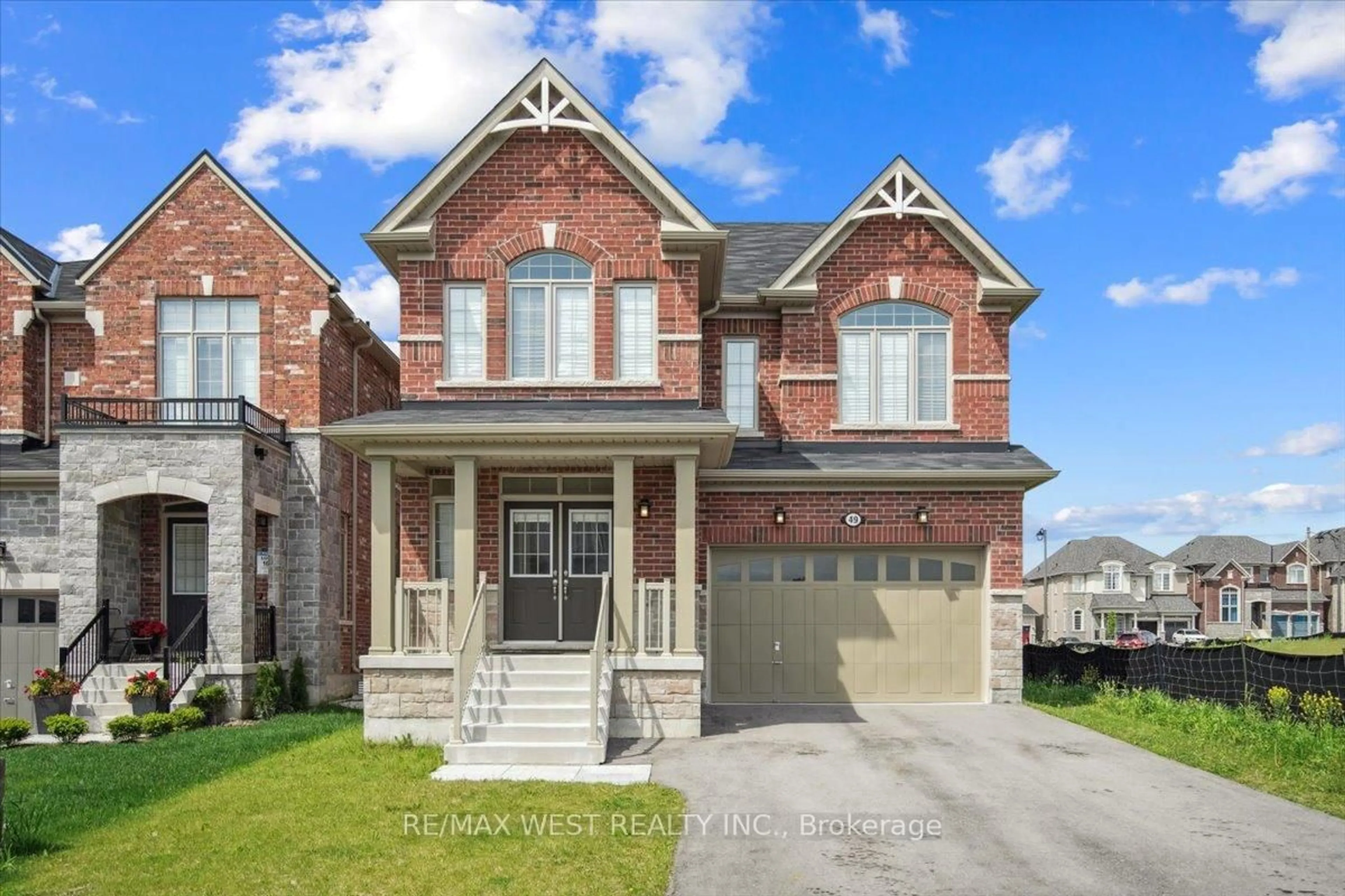 Home with brick exterior material, street for 49 Deepwood Cres, East Gwillimbury Ontario L9N 0P8