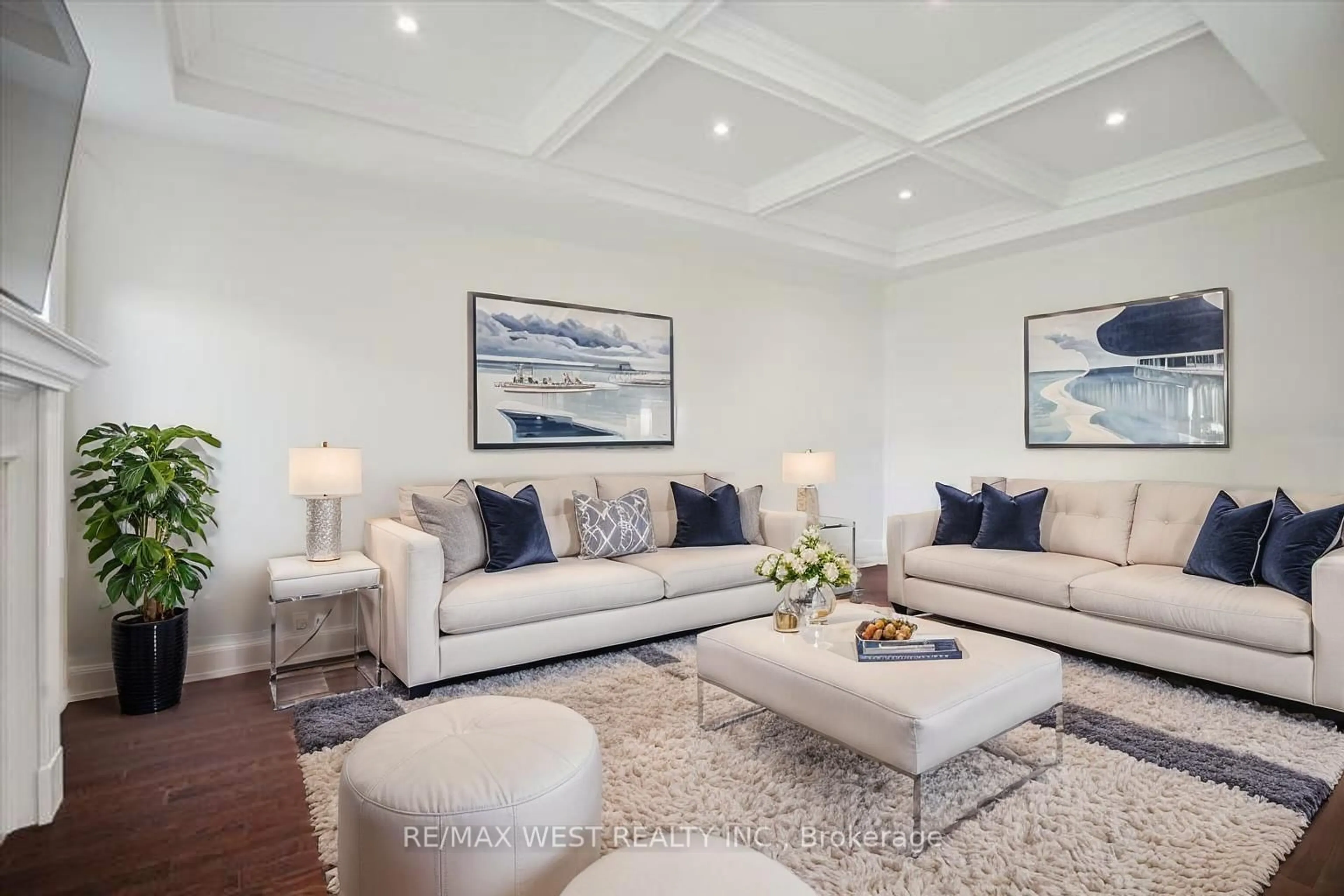 Living room with furniture, unknown for 49 Deepwood Cres, East Gwillimbury Ontario L9N 0P8