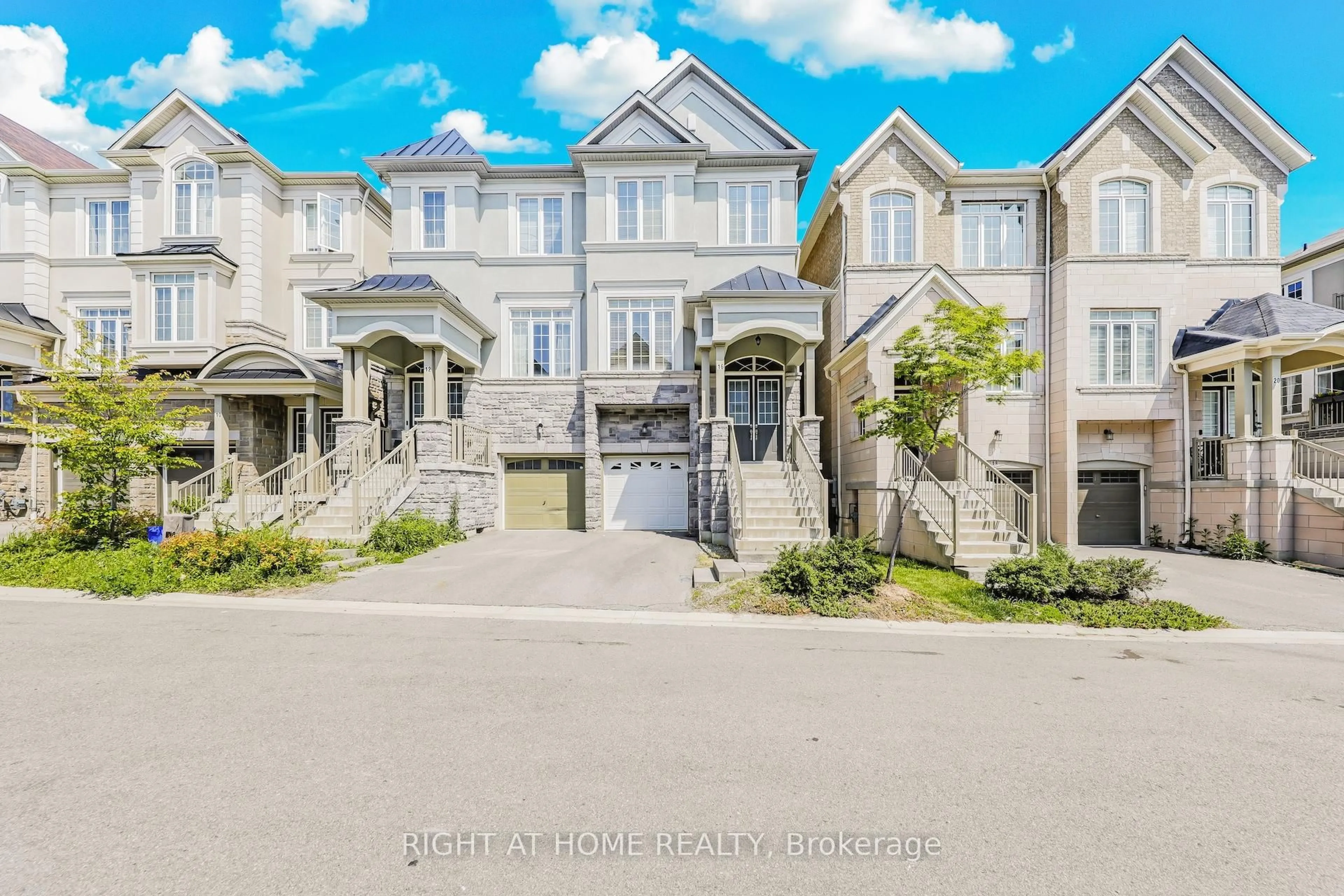A pic from outside/outdoor area/front of a property/back of a property/a pic from drone, street for 16 Lasalle Lane, Richmond Hill Ontario L4C 7V6