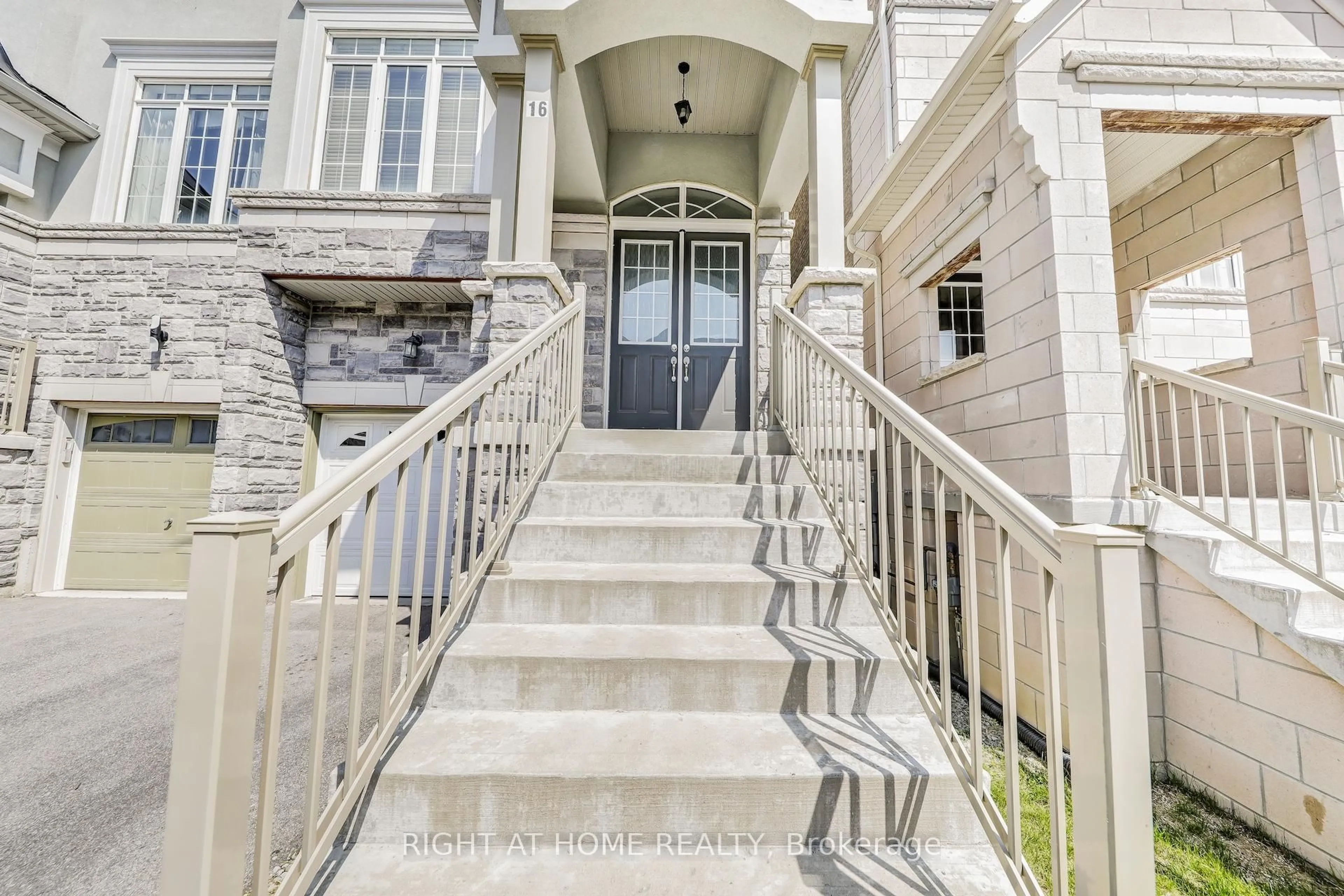 Stairs for 16 Lasalle Lane, Richmond Hill Ontario L4C 7V6