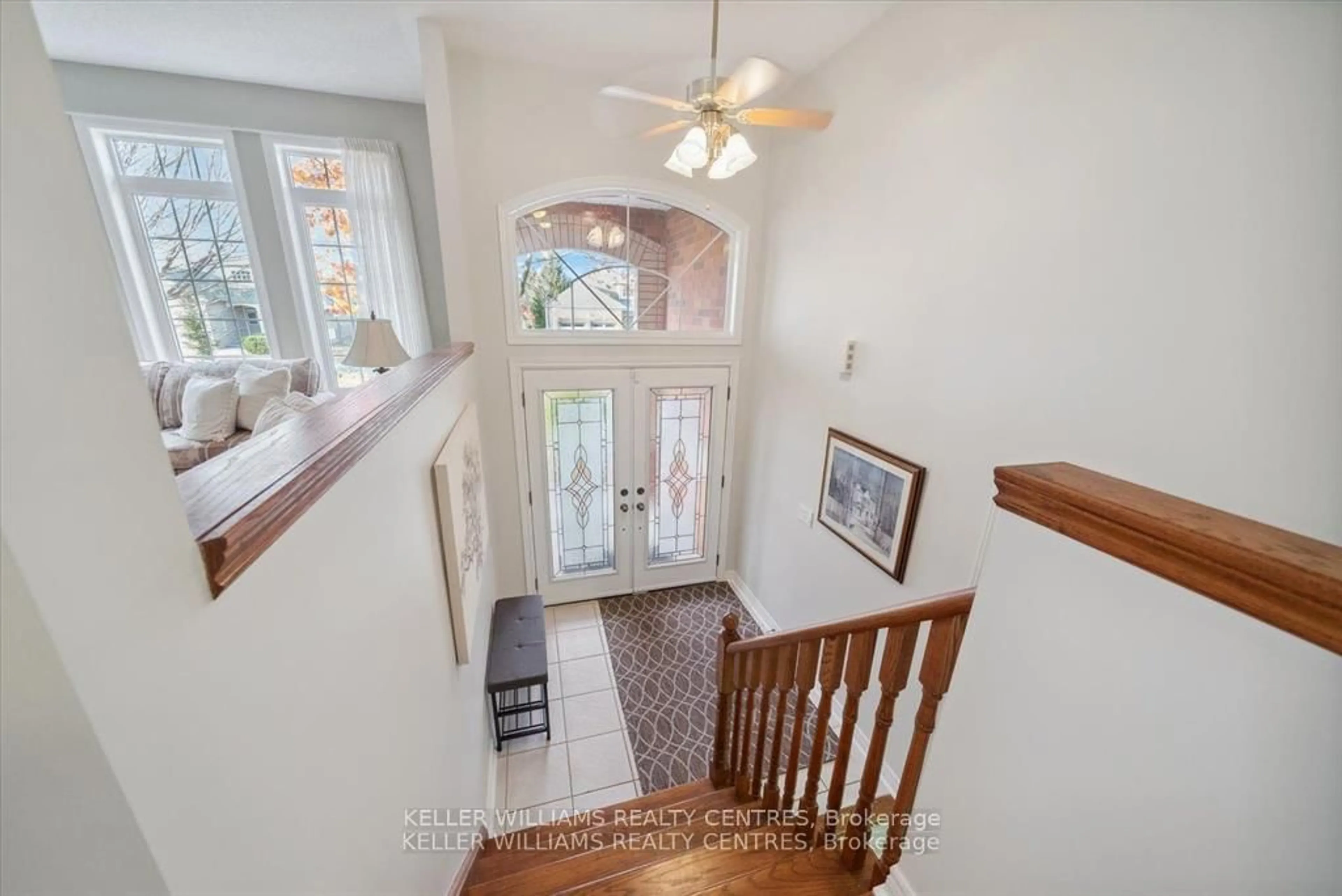 Indoor entryway for 1076 Broughton Lane, Newmarket Ontario L3X 2L6