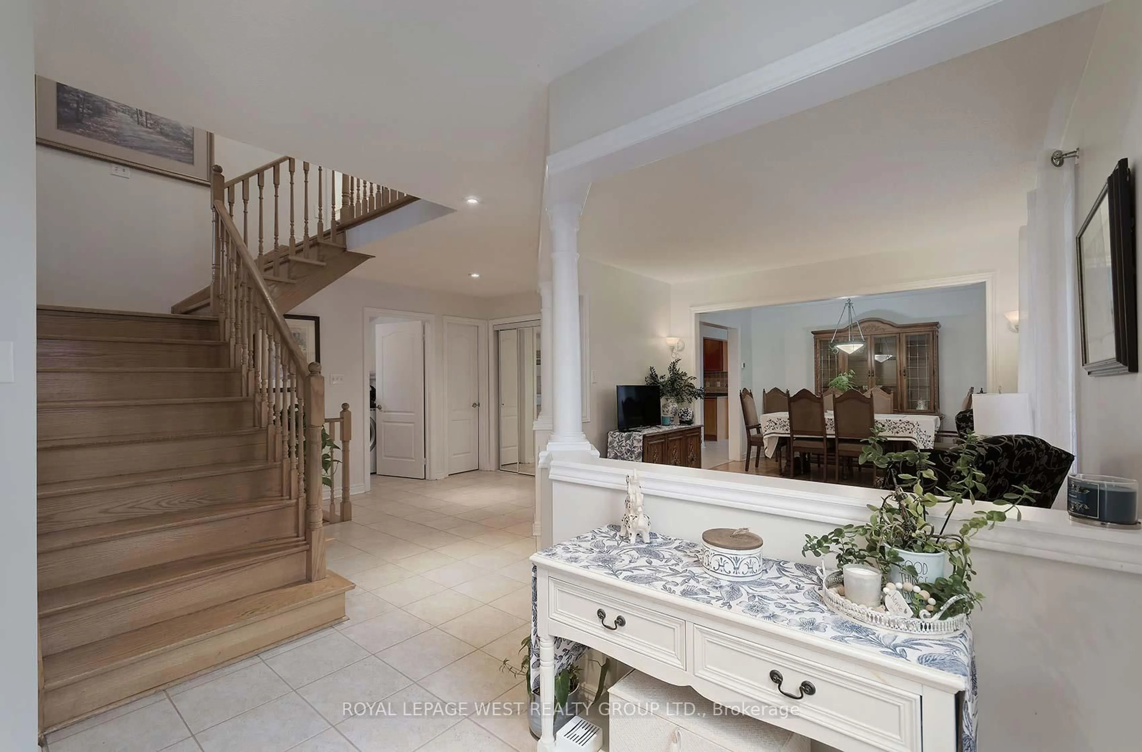 Indoor foyer for 370 Royalpark Way, Vaughan Ontario L4H 1K1