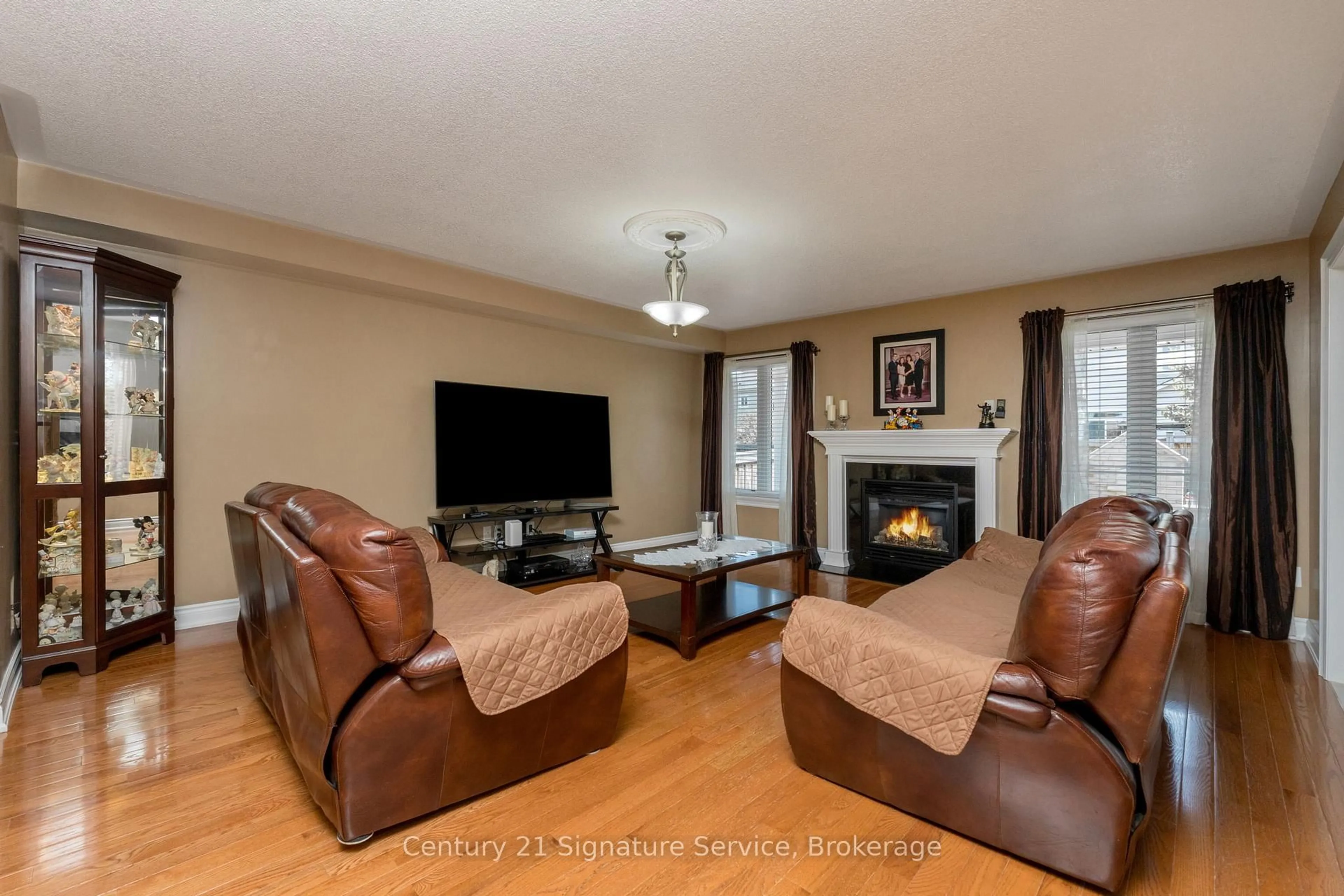 Living room with furniture, wood/laminate floor for 41 Faris St, Bradford West Gwillimbury Ontario L3Z 0C5