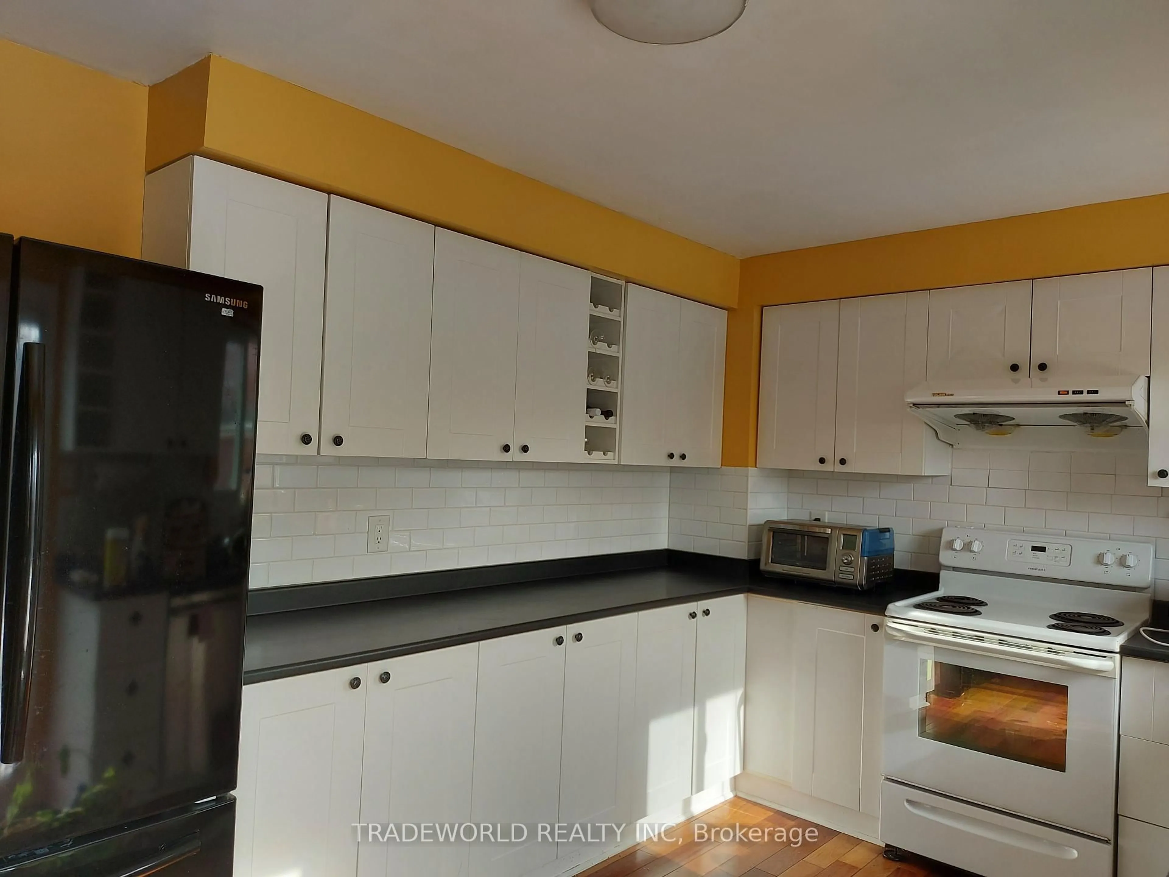 Standard kitchen, unknown for 880 Leslie Valley Dr, Newmarket Ontario L3Y 7G9