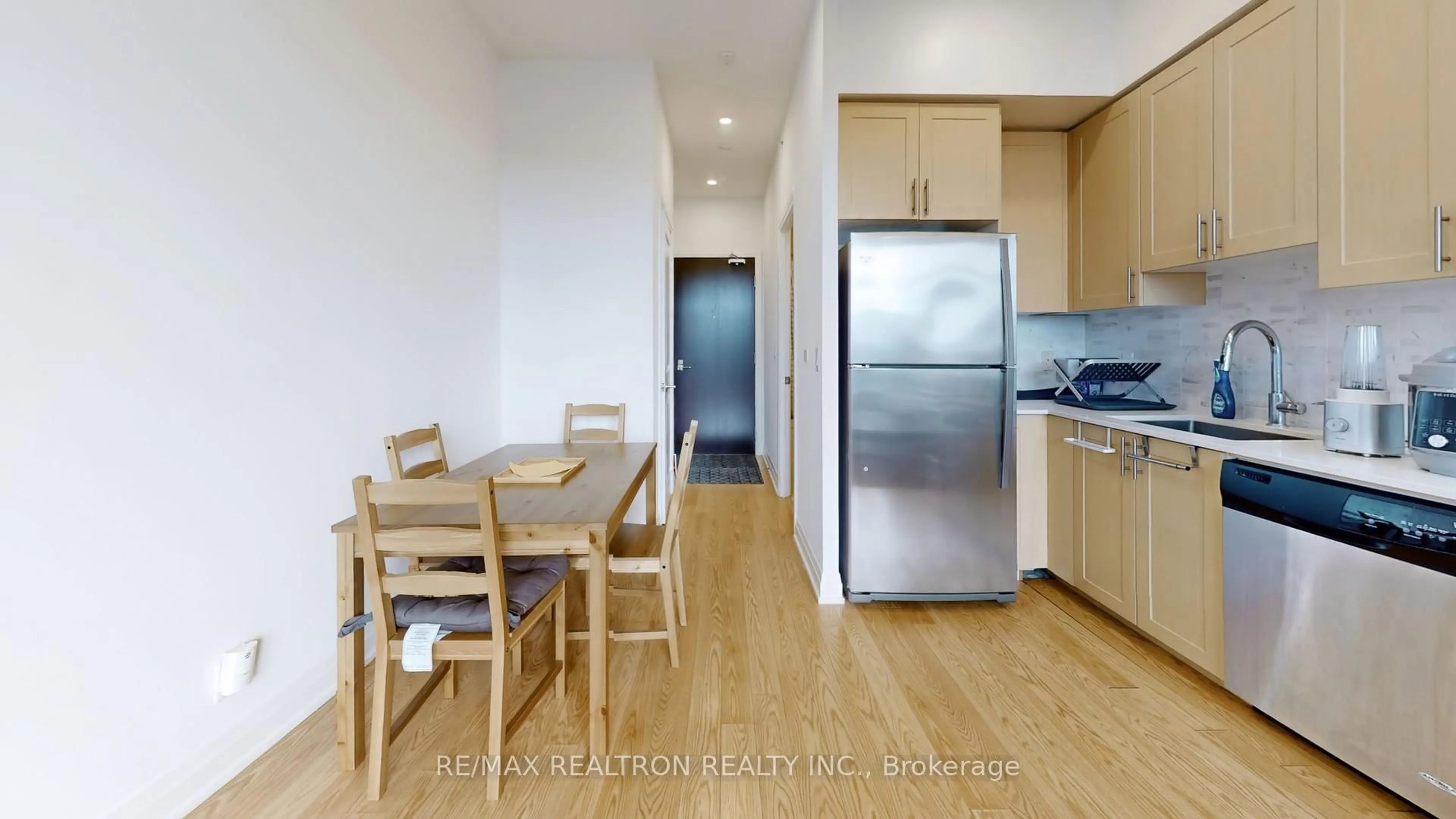 Standard kitchen, wood/laminate floor for 376 Highway 7 #PH09, Richmond Hill Ontario L4B 0C7