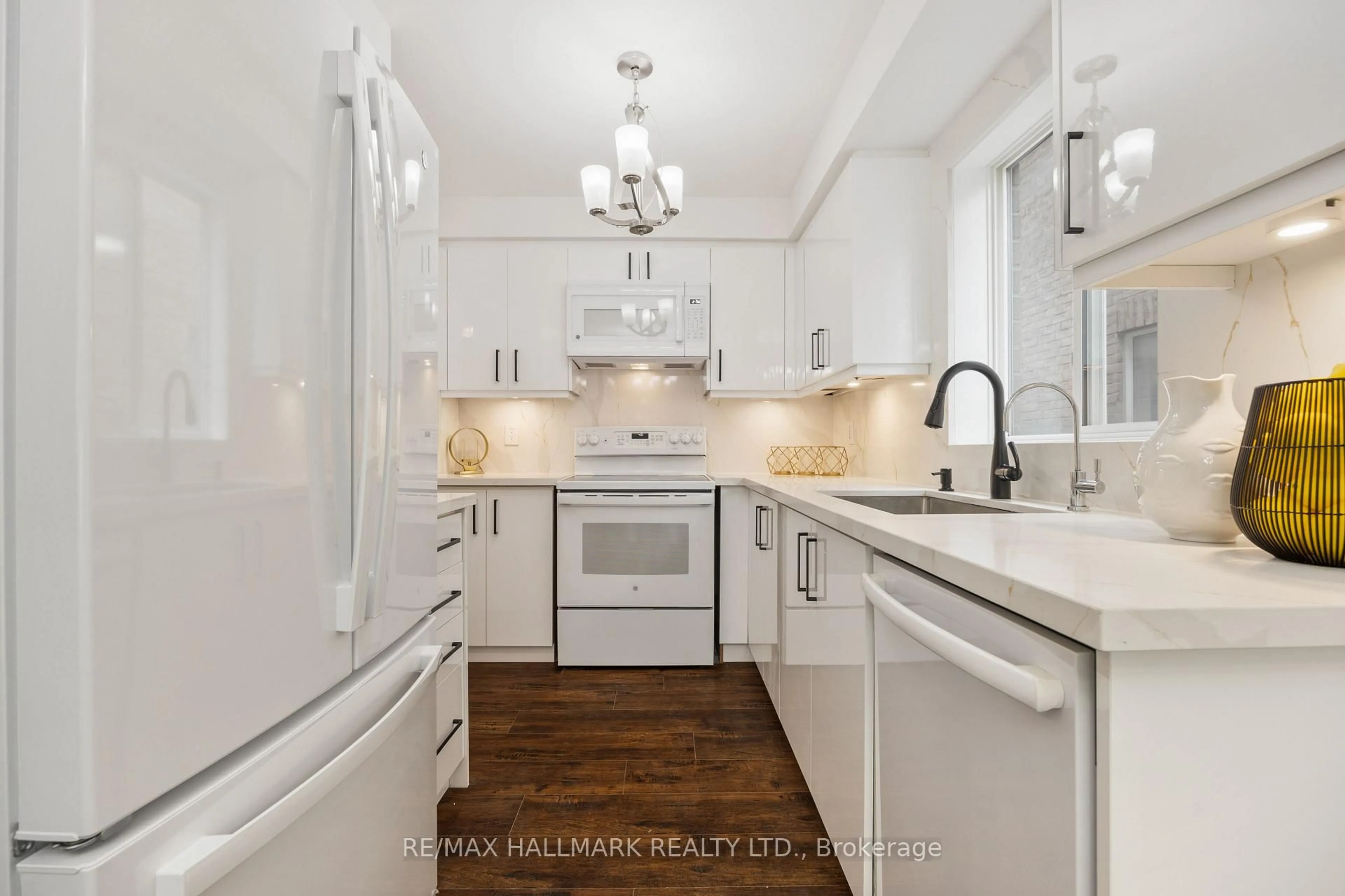 Open concept kitchen, ceramic/tile floor for 83 Matthew Boyd Cres, Newmarket Ontario L3X 3C5
