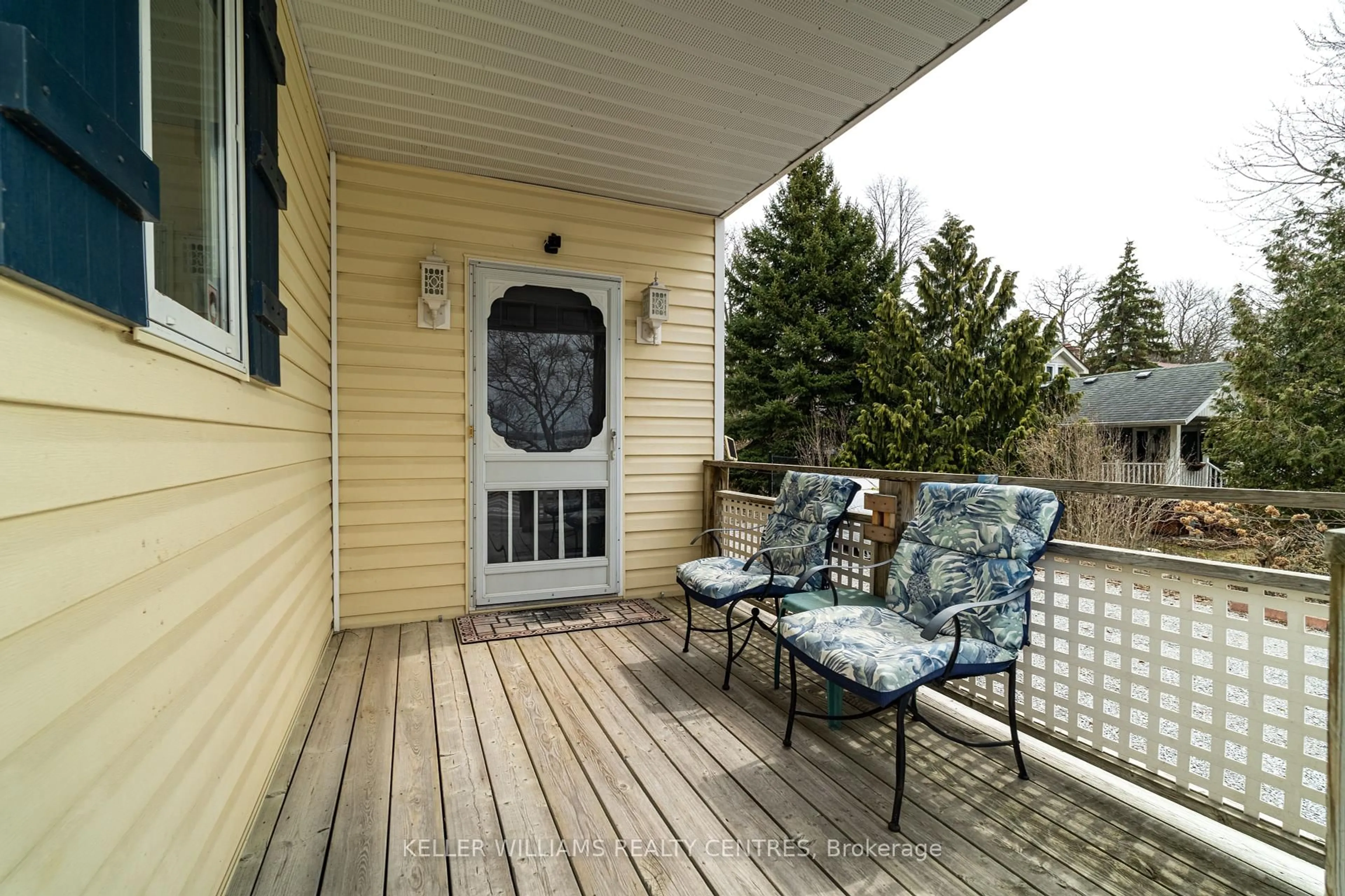 Patio, street for 183 Lake Dr, Georgina Ontario L4P 3C8