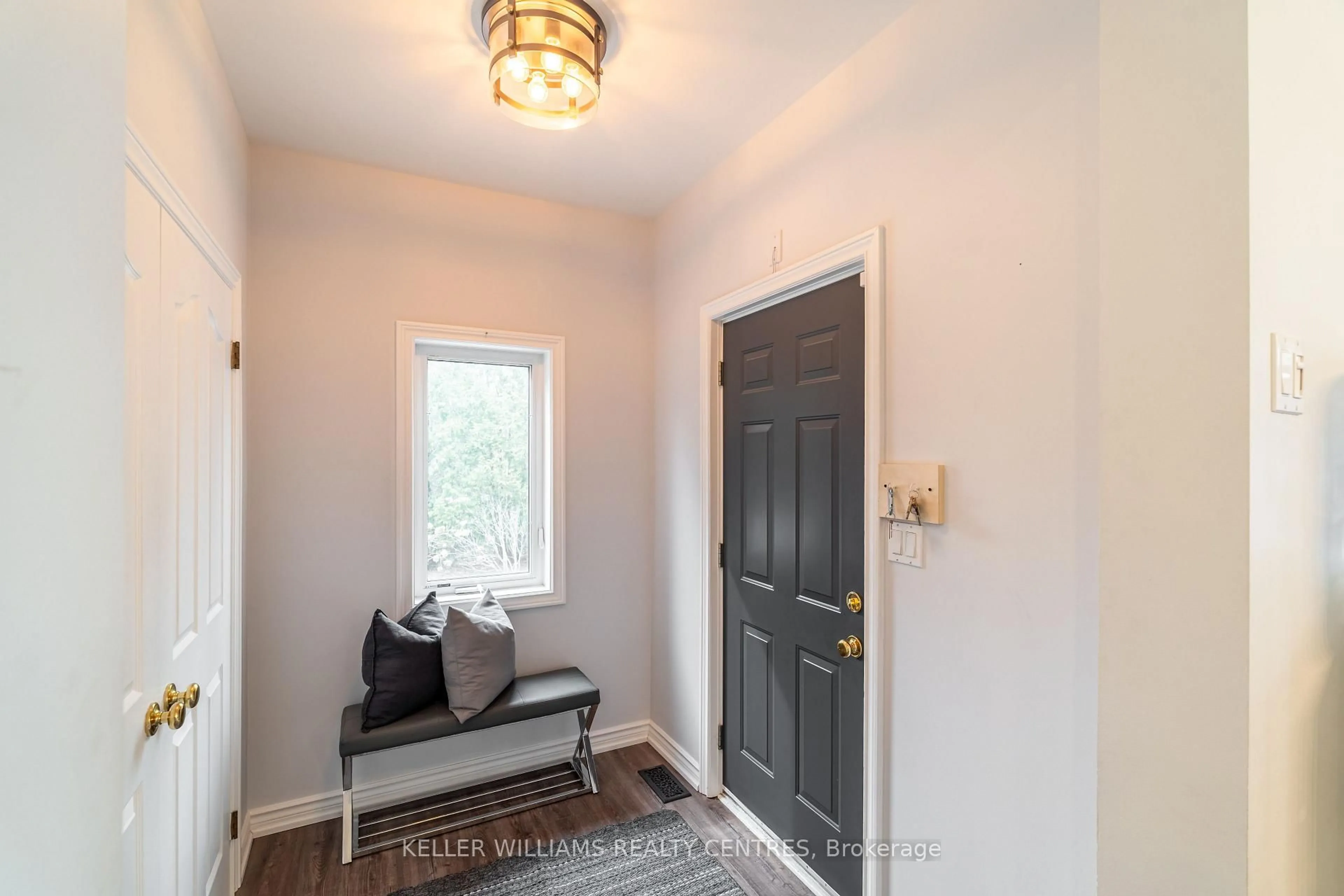 Indoor entryway for 183 Lake Dr, Georgina Ontario L4P 3C8