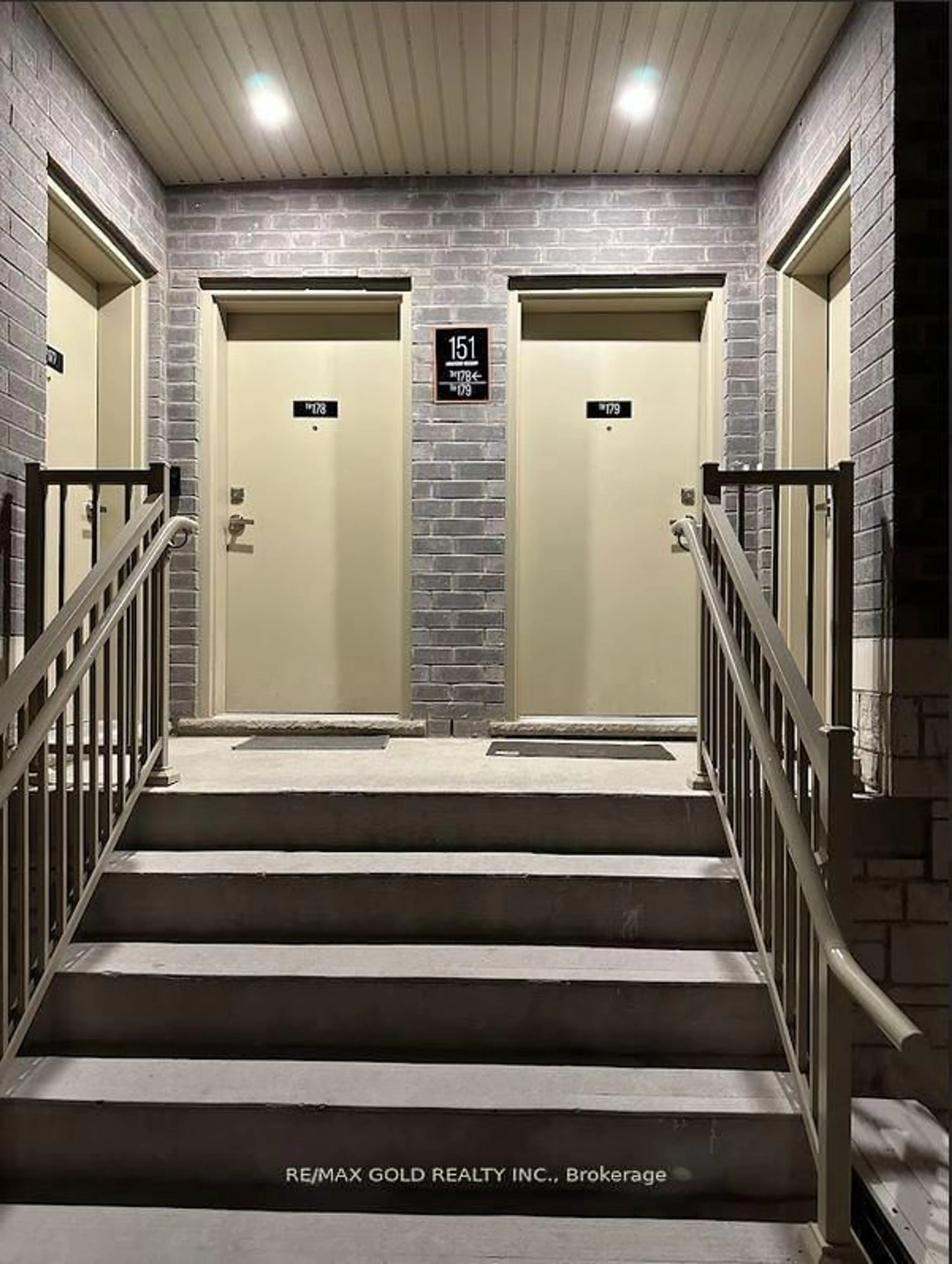 Indoor foyer for 151 Honeycrisp Cres #179, Vaughan Ontario L4T 0N7