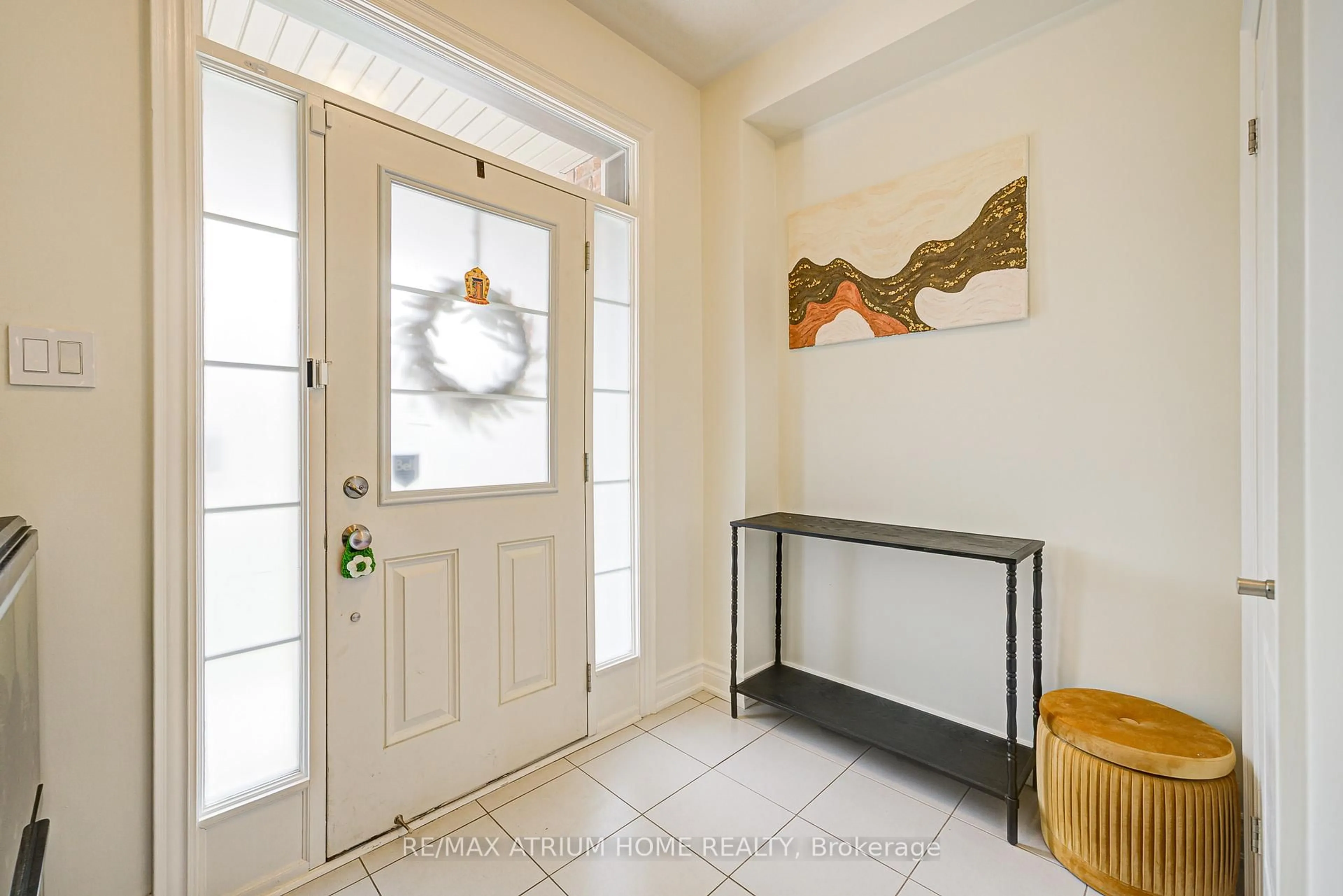 Indoor entryway for 24 Briarfield Ave, East Gwillimbury Ontario L9N 0P5