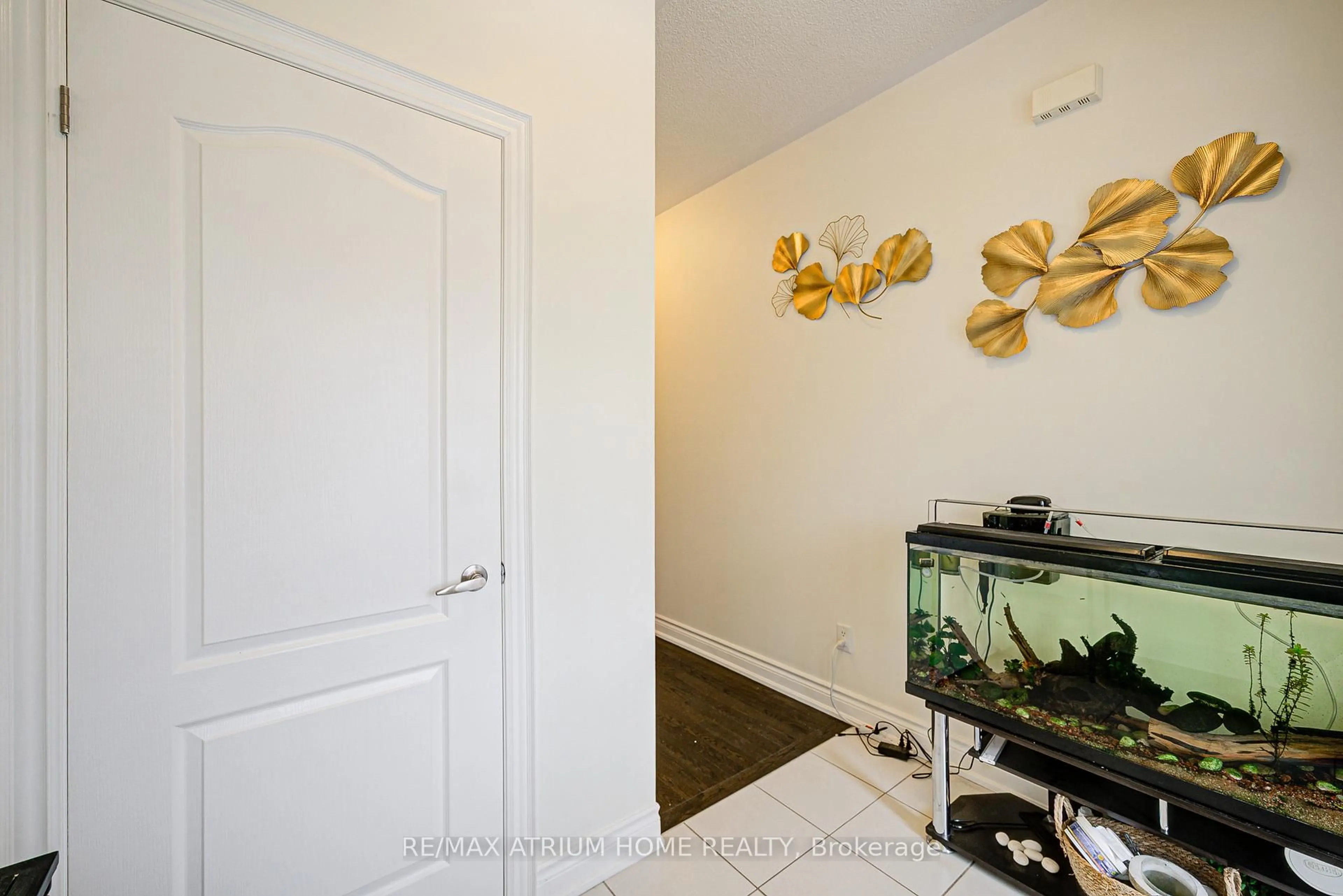 Indoor entryway for 24 Briarfield Ave, East Gwillimbury Ontario L9N 0P5