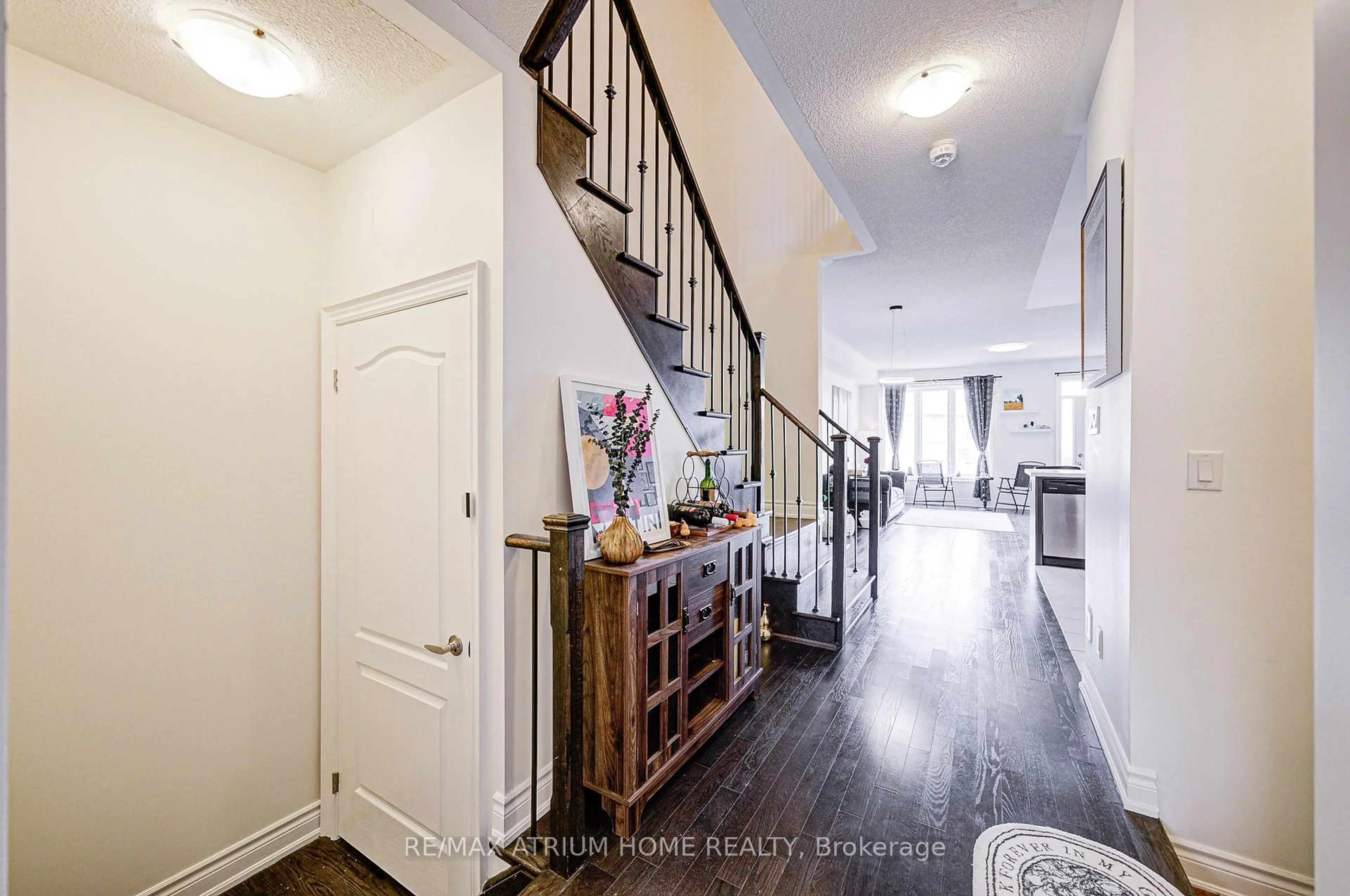 Indoor entryway for 24 Briarfield Ave, East Gwillimbury Ontario L9N 0P5