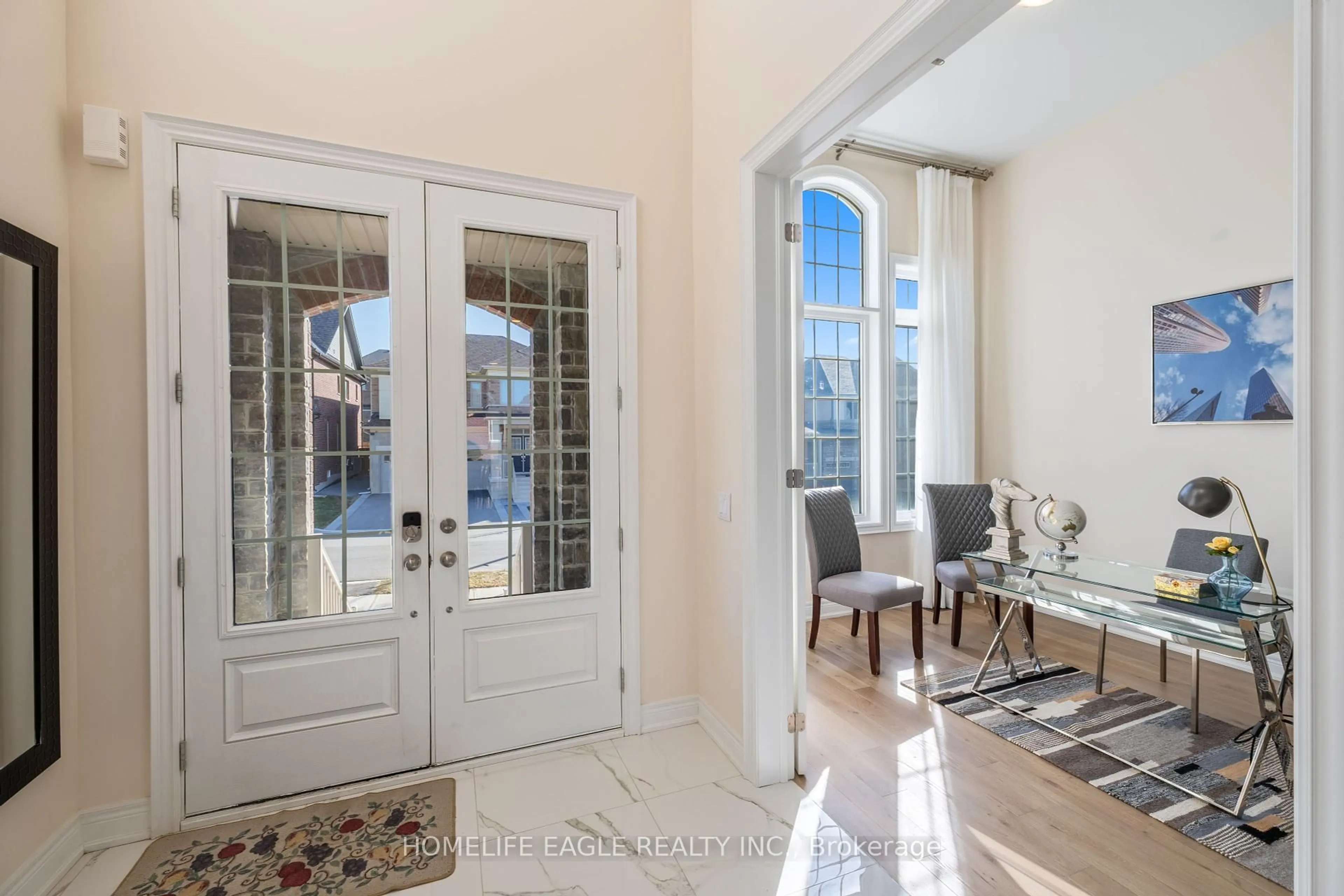Indoor entryway for 34 Watershed Gate, East Gwillimbury Ontario L9N 0Y6