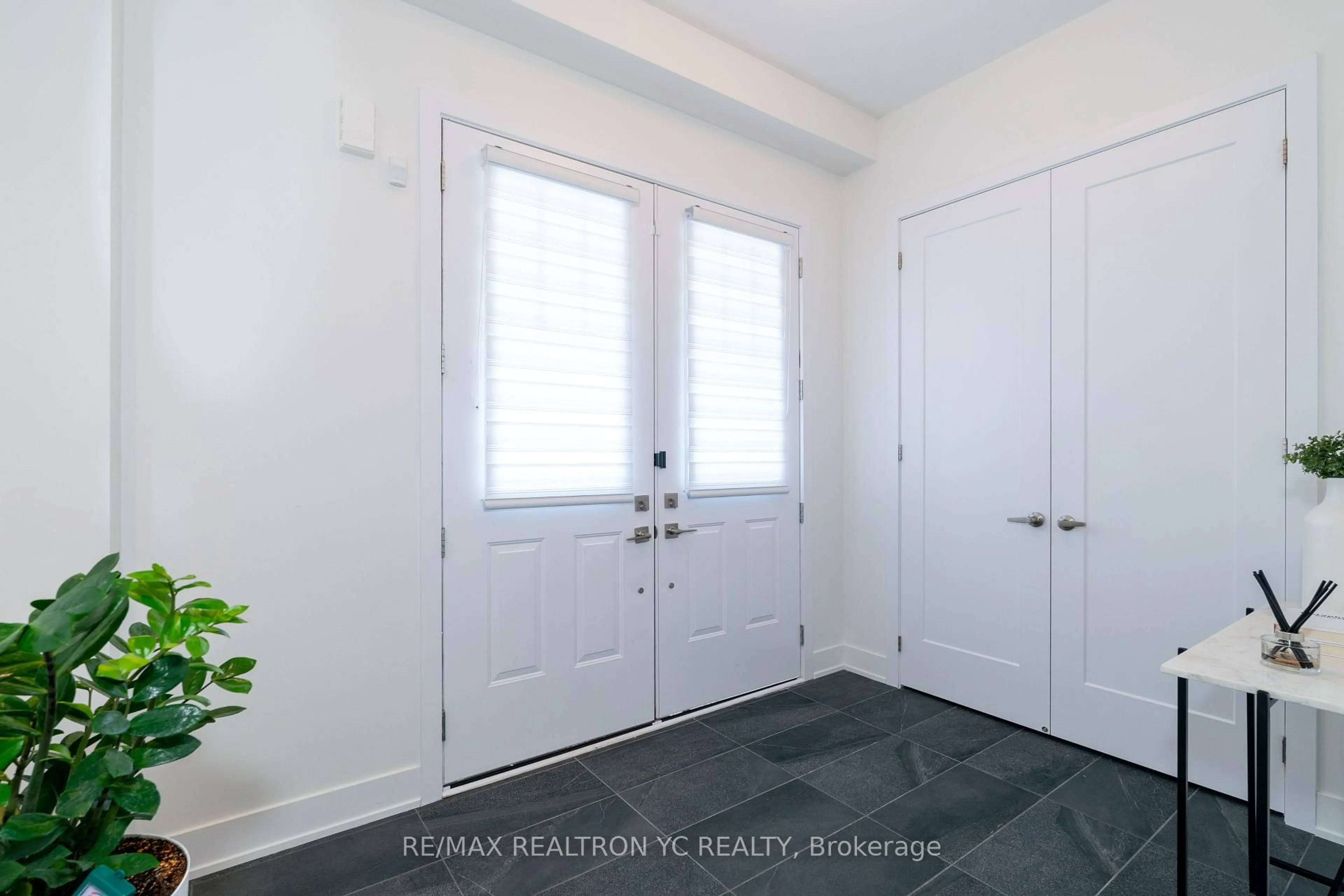 Indoor entryway for 216 Sikura Circ, Aurora Ontario L4G 3Z1
