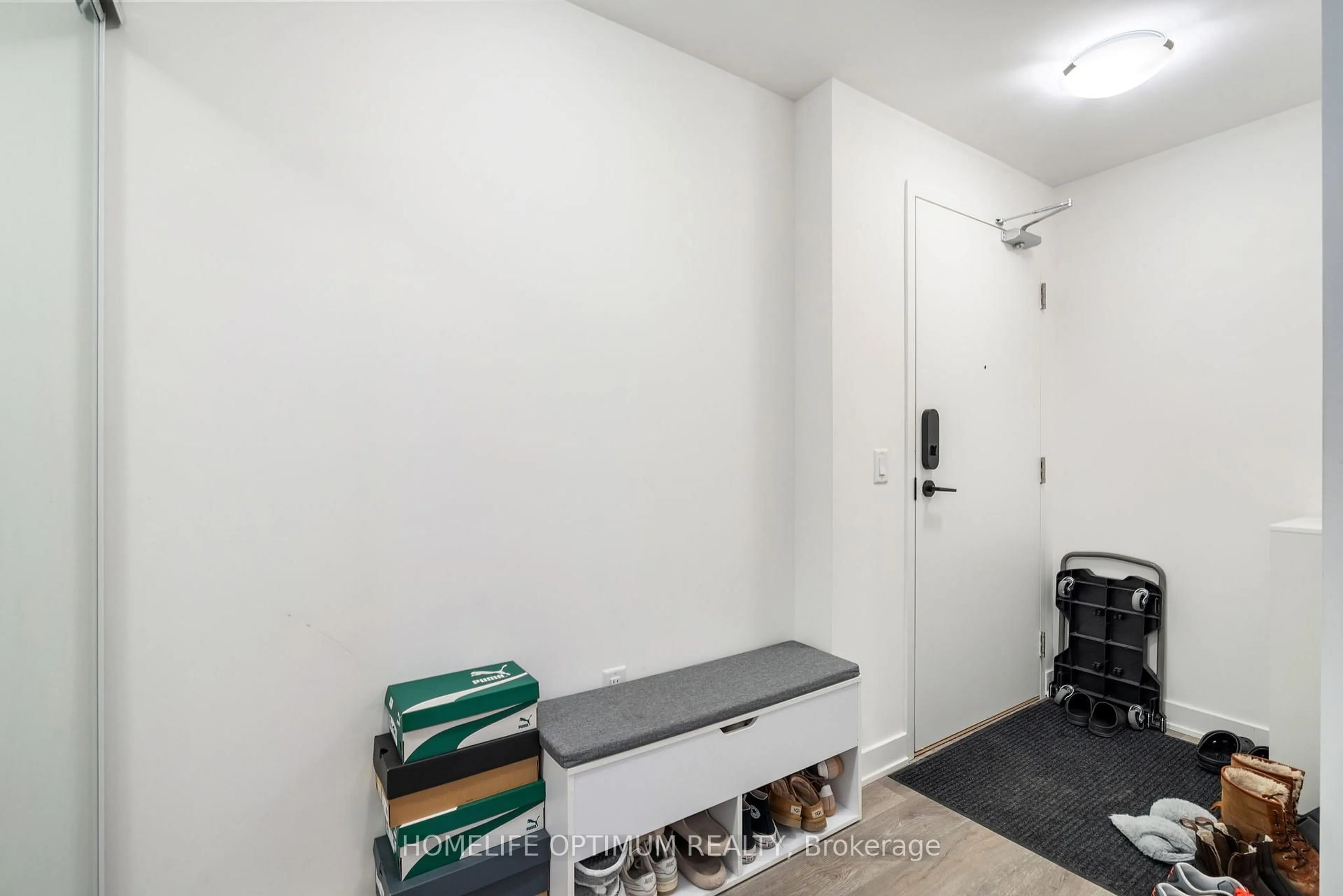 Indoor entryway for 95 Oneida Cres #1704, Richmond Hill Ontario L4B 0H5