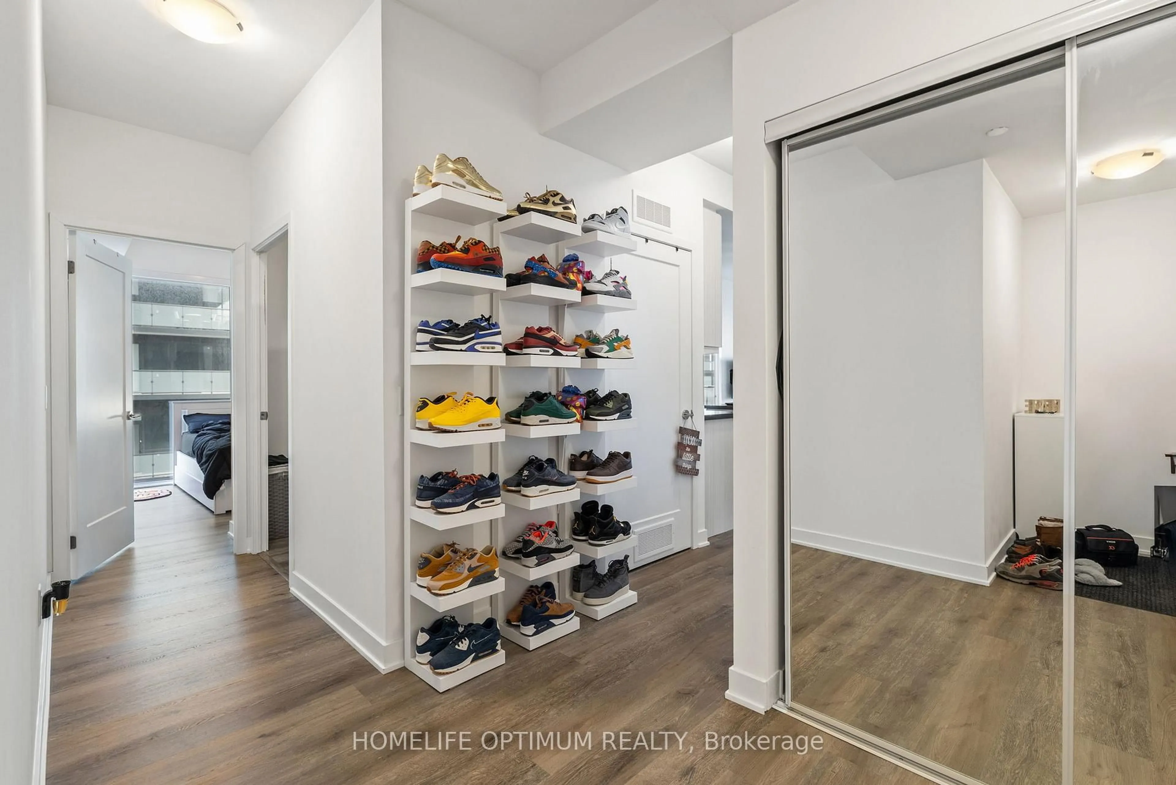 Indoor entryway for 95 Oneida Cres #1704, Richmond Hill Ontario L4B 0H5