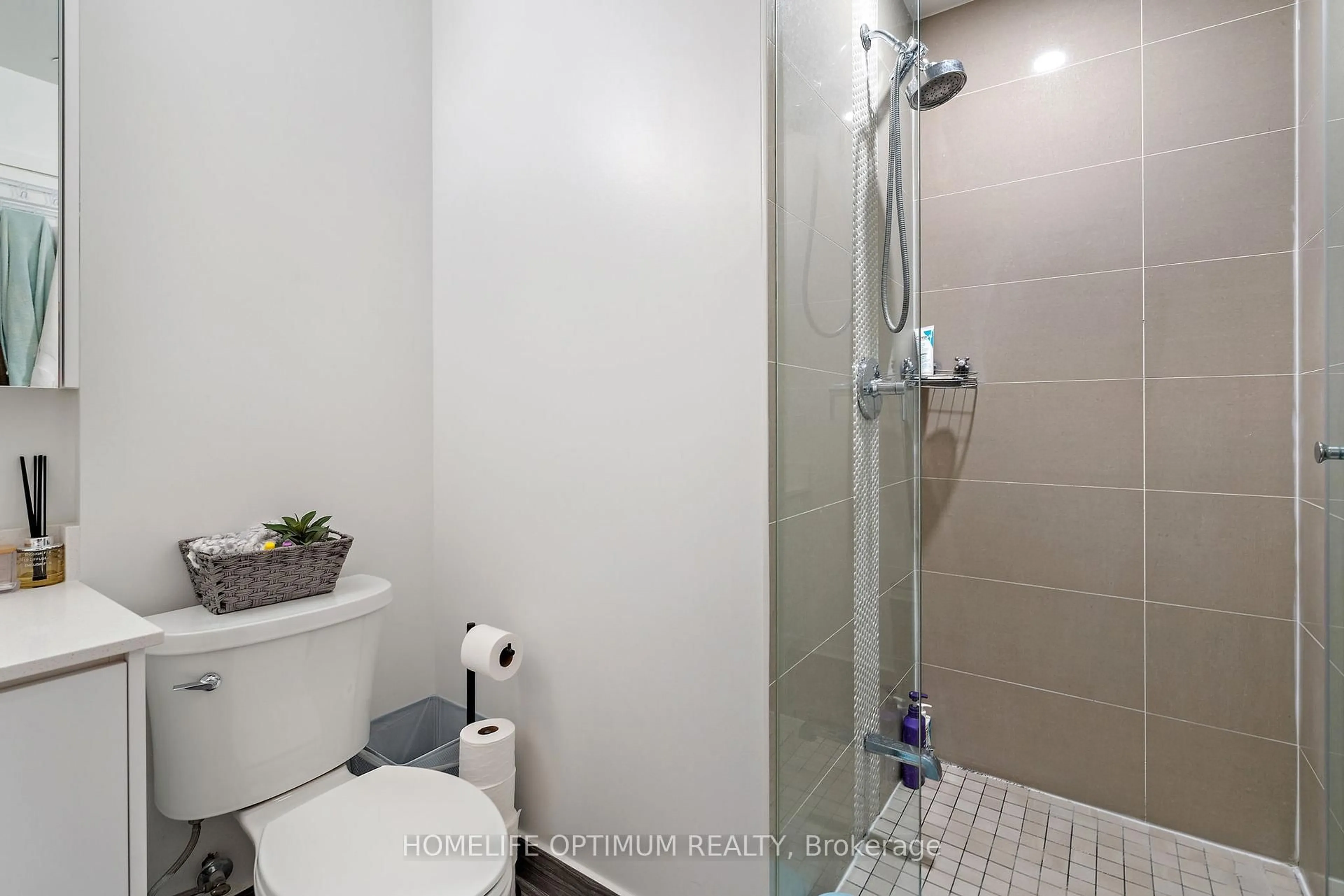 Standard bathroom, ceramic/tile floor for 95 Oneida Cres #1704, Richmond Hill Ontario L4B 0H5
