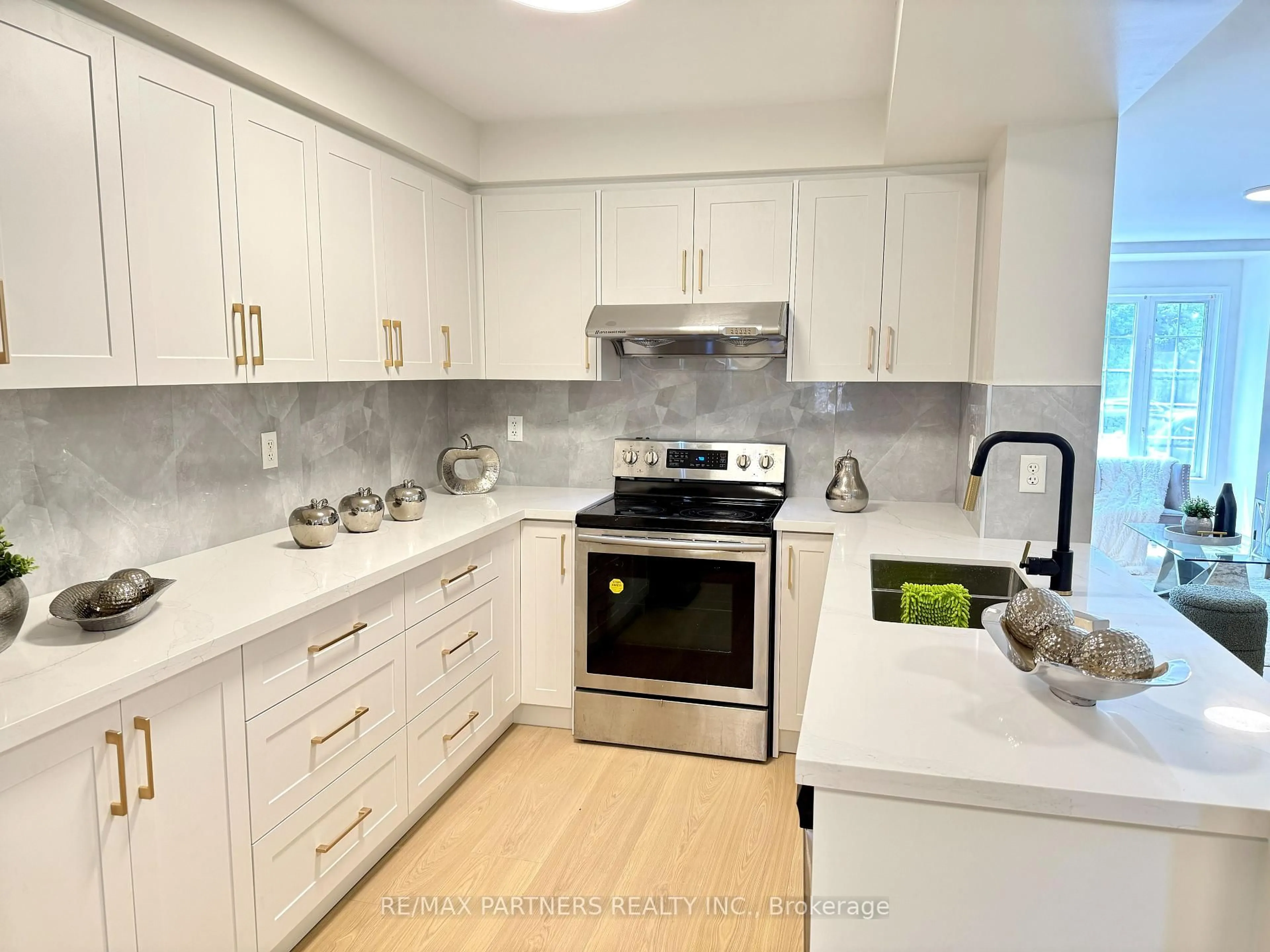 Standard kitchen, ceramic/tile floor for 516 Bur Oak Ave, Markham Ontario L6C 3A9
