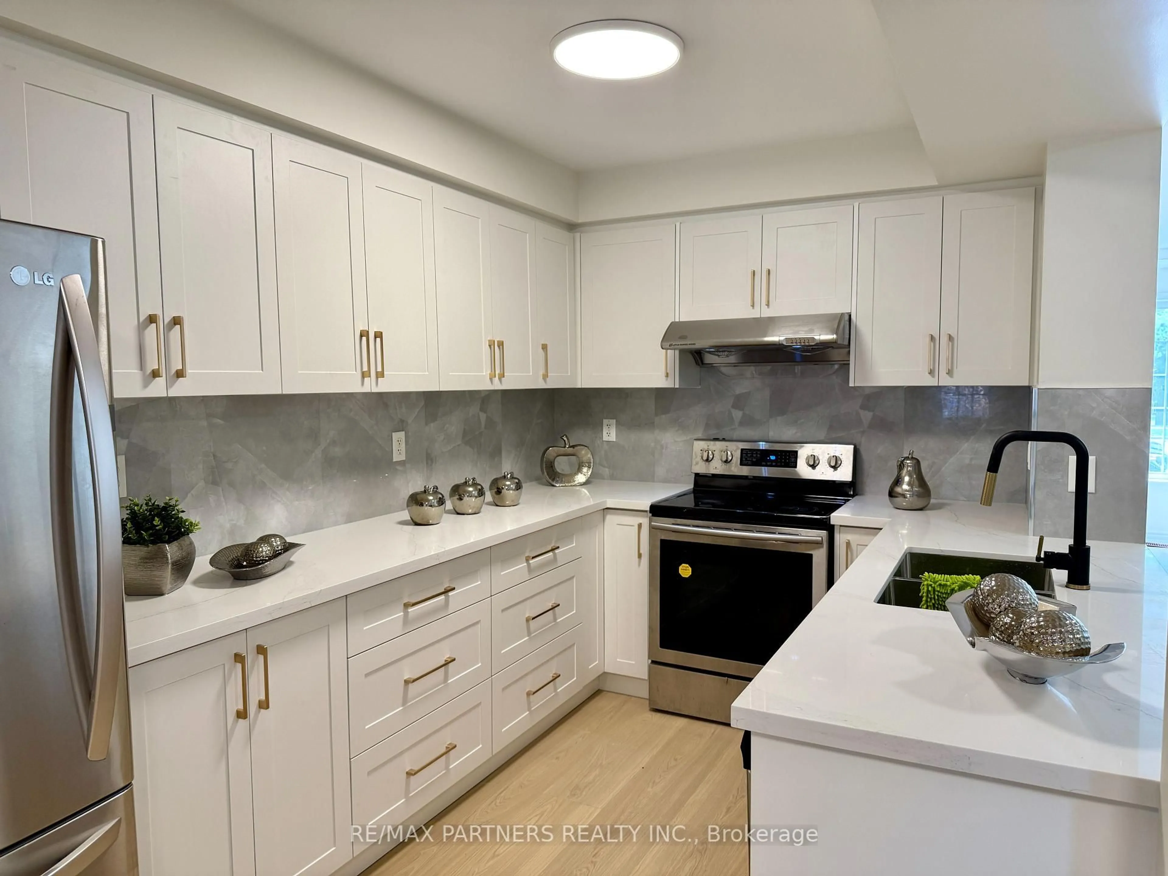 Standard kitchen, ceramic/tile floor for 516 Bur Oak Ave, Markham Ontario L6C 3A9