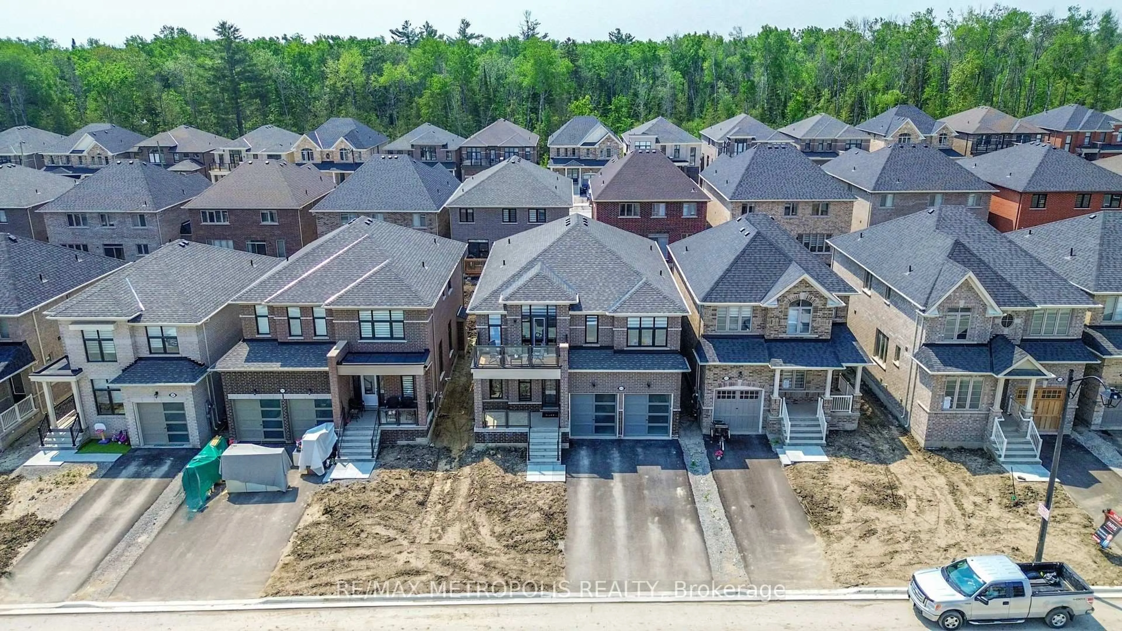 A pic from outside/outdoor area/front of a property/back of a property/a pic from drone, street for 1315 Davis Loop, Innisfil Ontario L0L 1W0