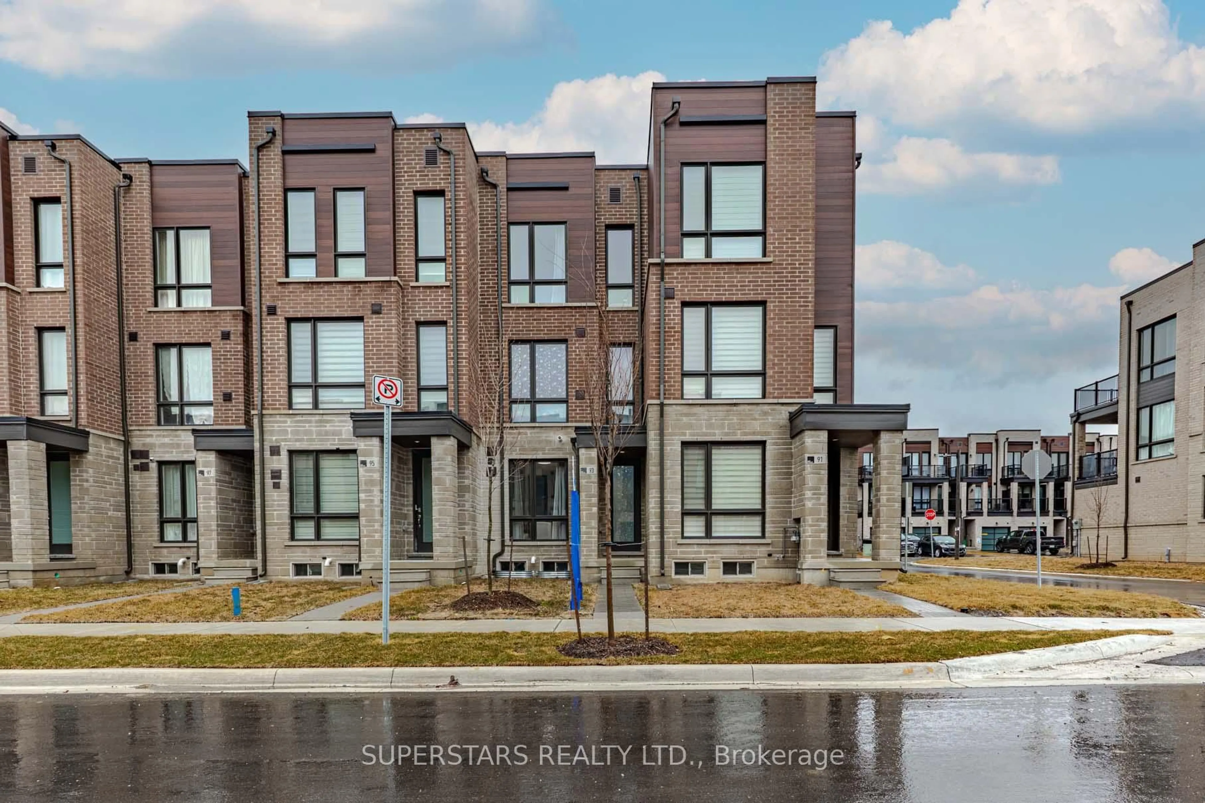 A pic from outside/outdoor area/front of a property/back of a property/a pic from drone, street for 93 Stauffer Cres, Markham Ontario L6B 1R1