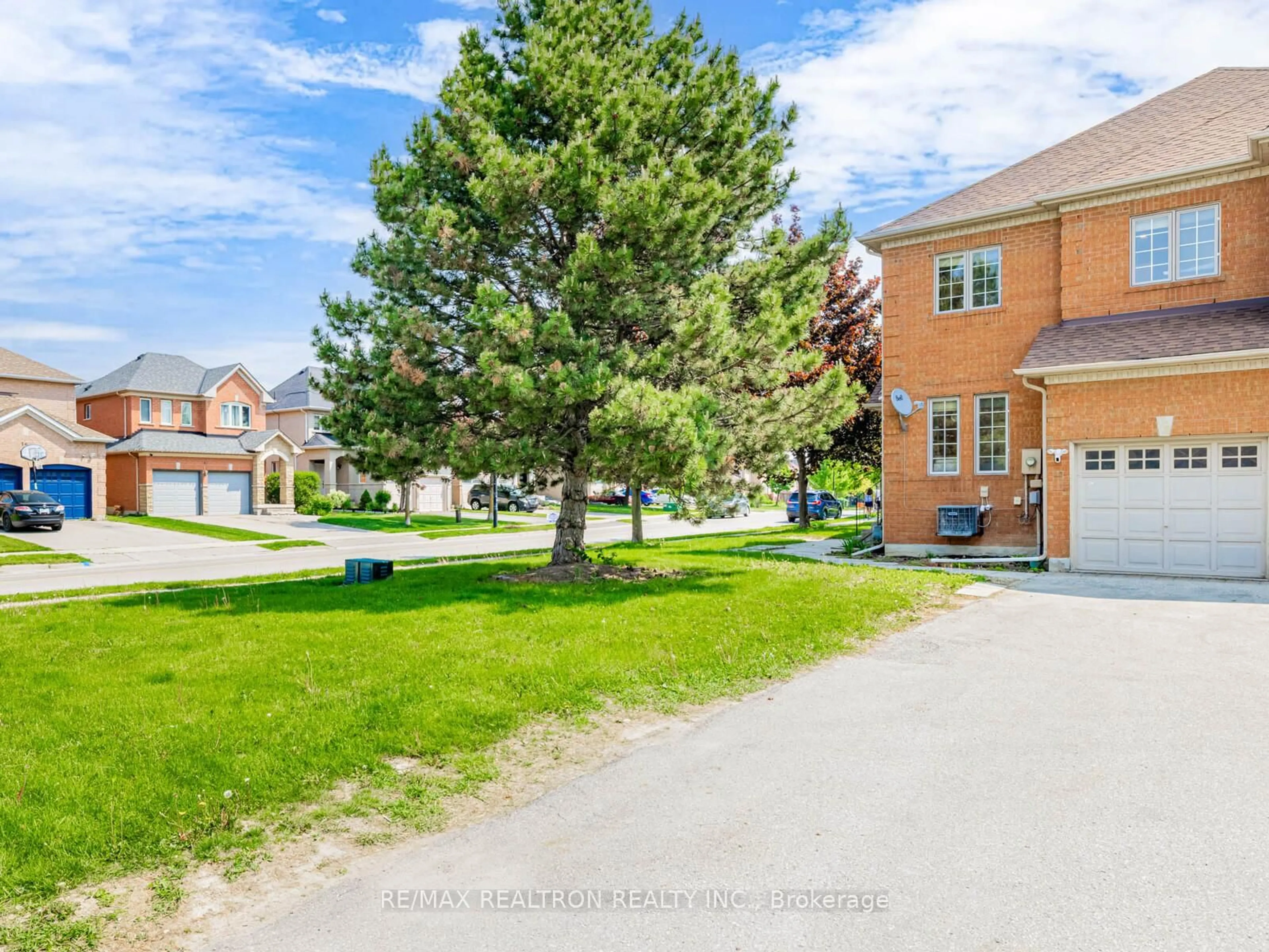 A pic from outside/outdoor area/front of a property/back of a property/a pic from drone, street for 178 Jordanray Blvd, Newmarket Ontario L3X 2P4