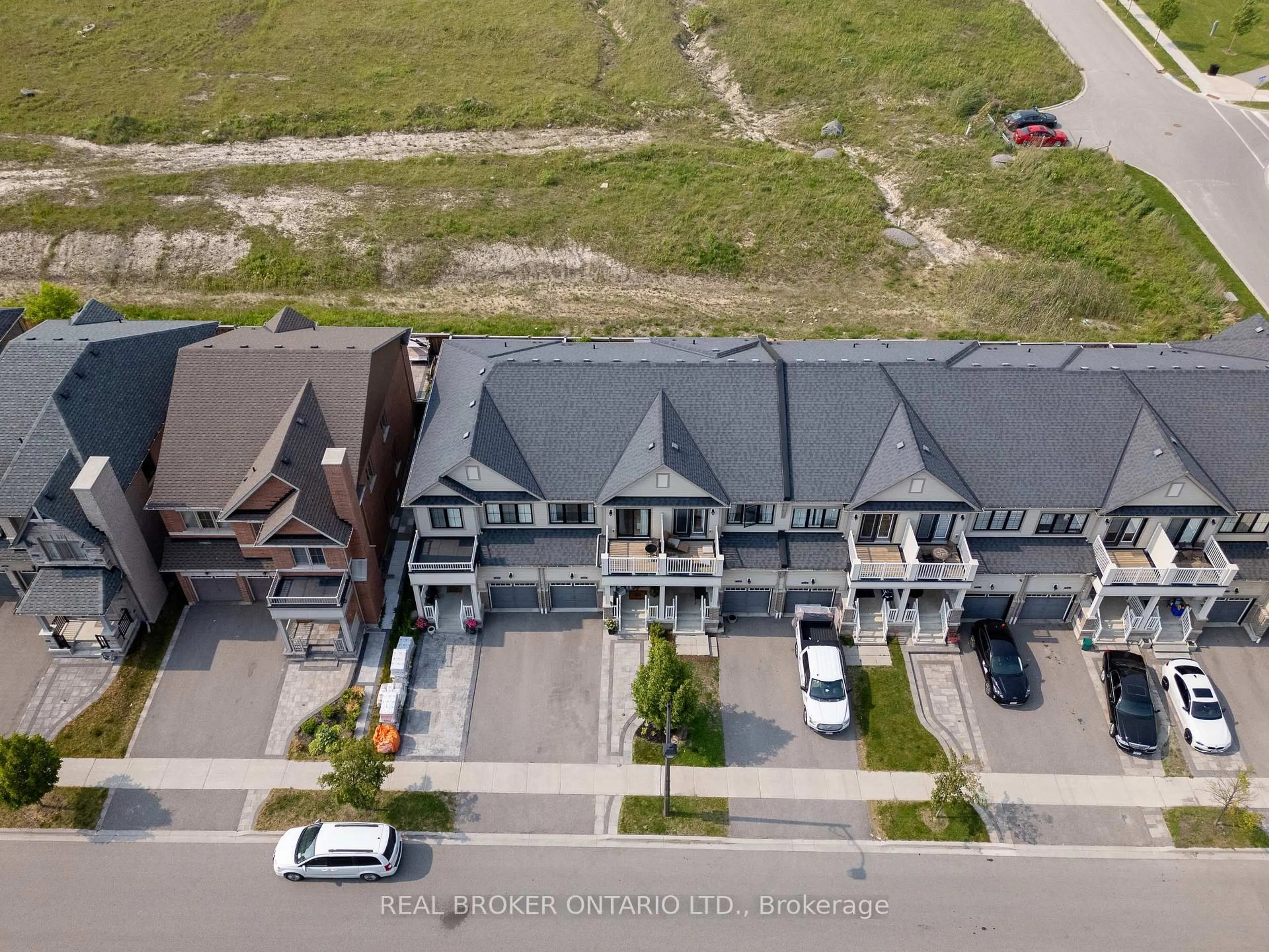 A pic from outside/outdoor area/front of a property/back of a property/a pic from drone, unknown for 106 Chessington Ave, East Gwillimbury Ontario L9N 0R6