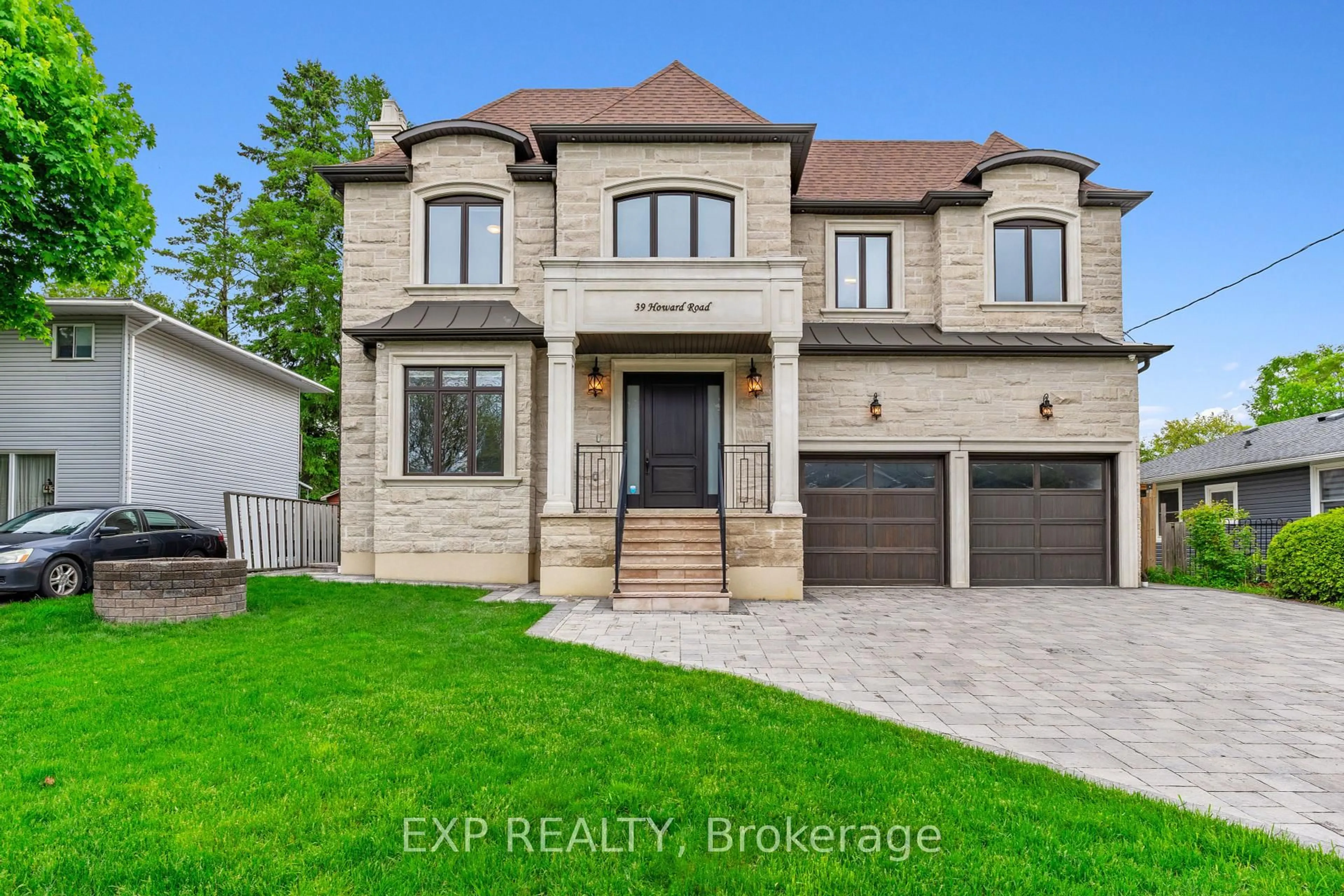 Home with brick exterior material, street for 39 Howard Rd, Newmarket Ontario L3Y 3G6