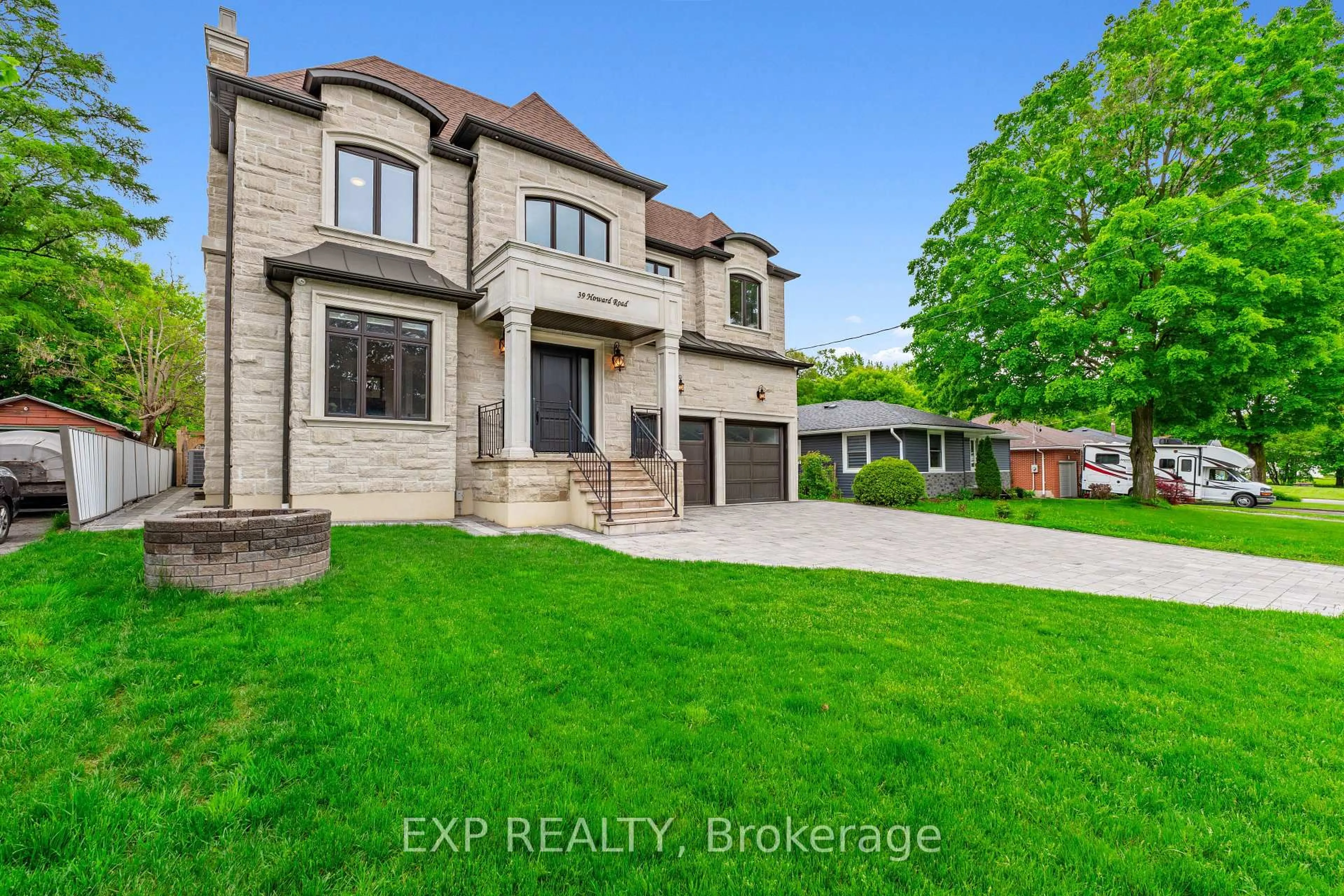 Home with brick exterior material, street for 39 Howard Rd, Newmarket Ontario L3Y 3G6