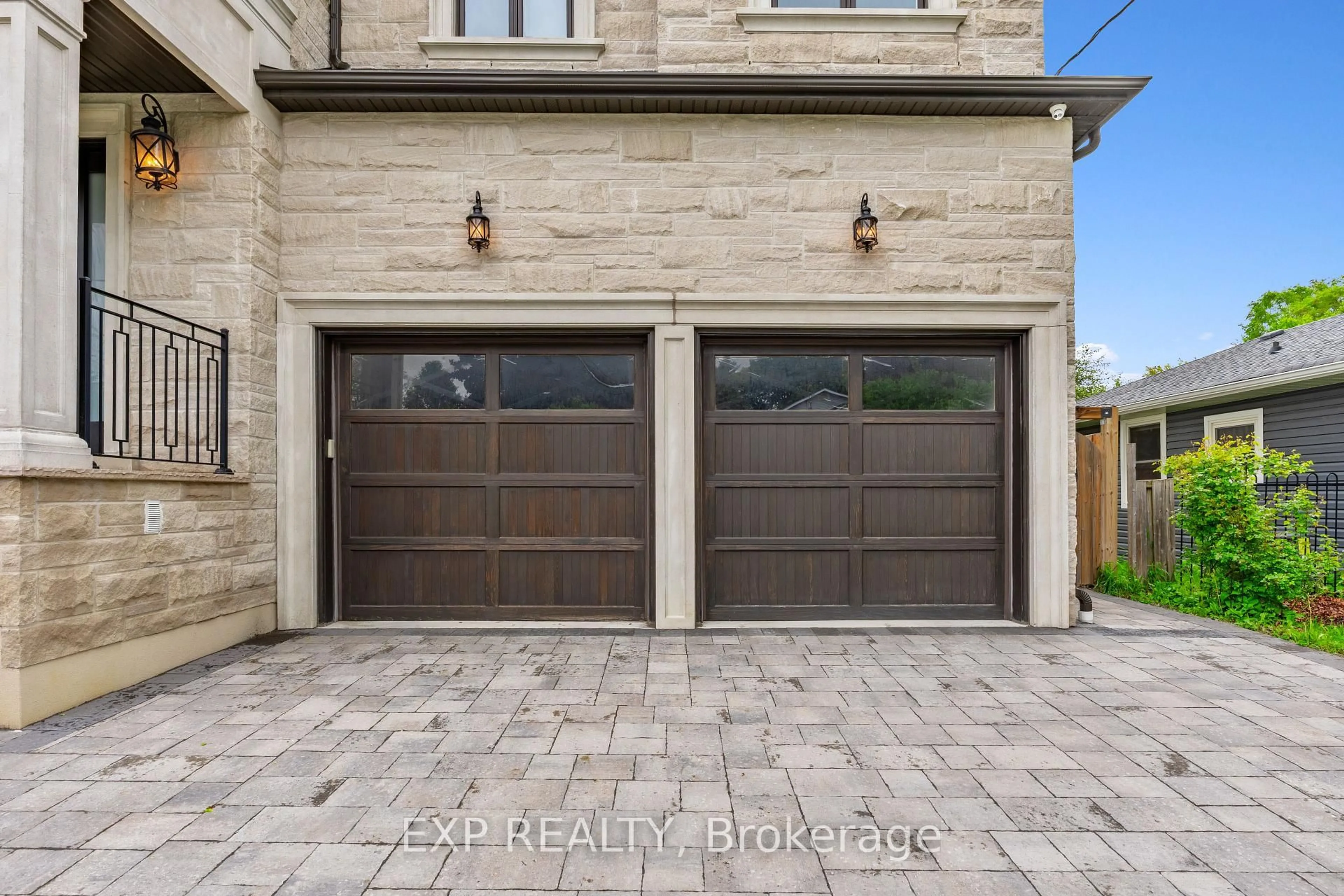 Home with brick exterior material, street for 39 Howard Rd, Newmarket Ontario L3Y 3G6