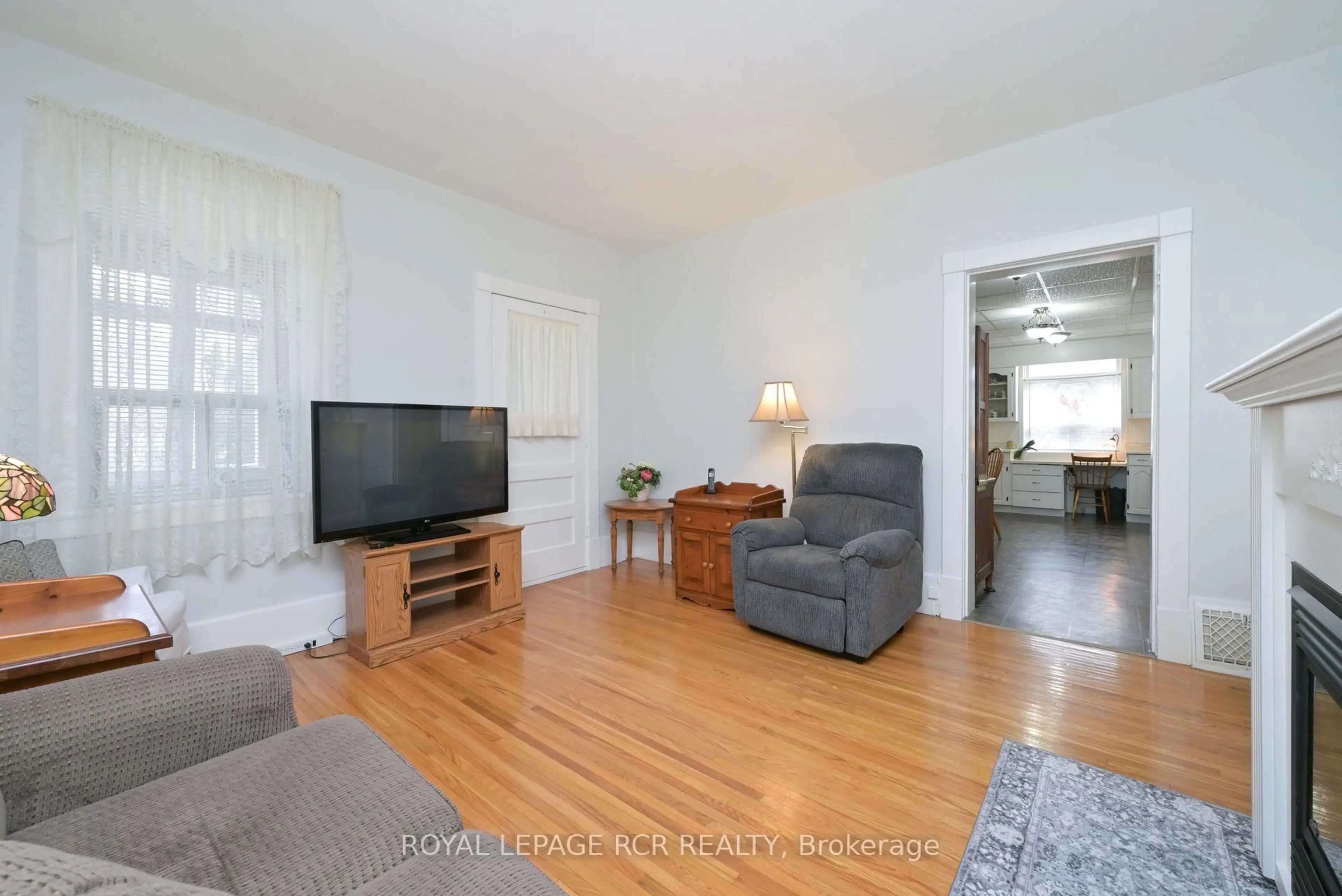 Living room with furniture, unknown for 51 Ontario St, New Tecumseth Ontario L9R 1H4