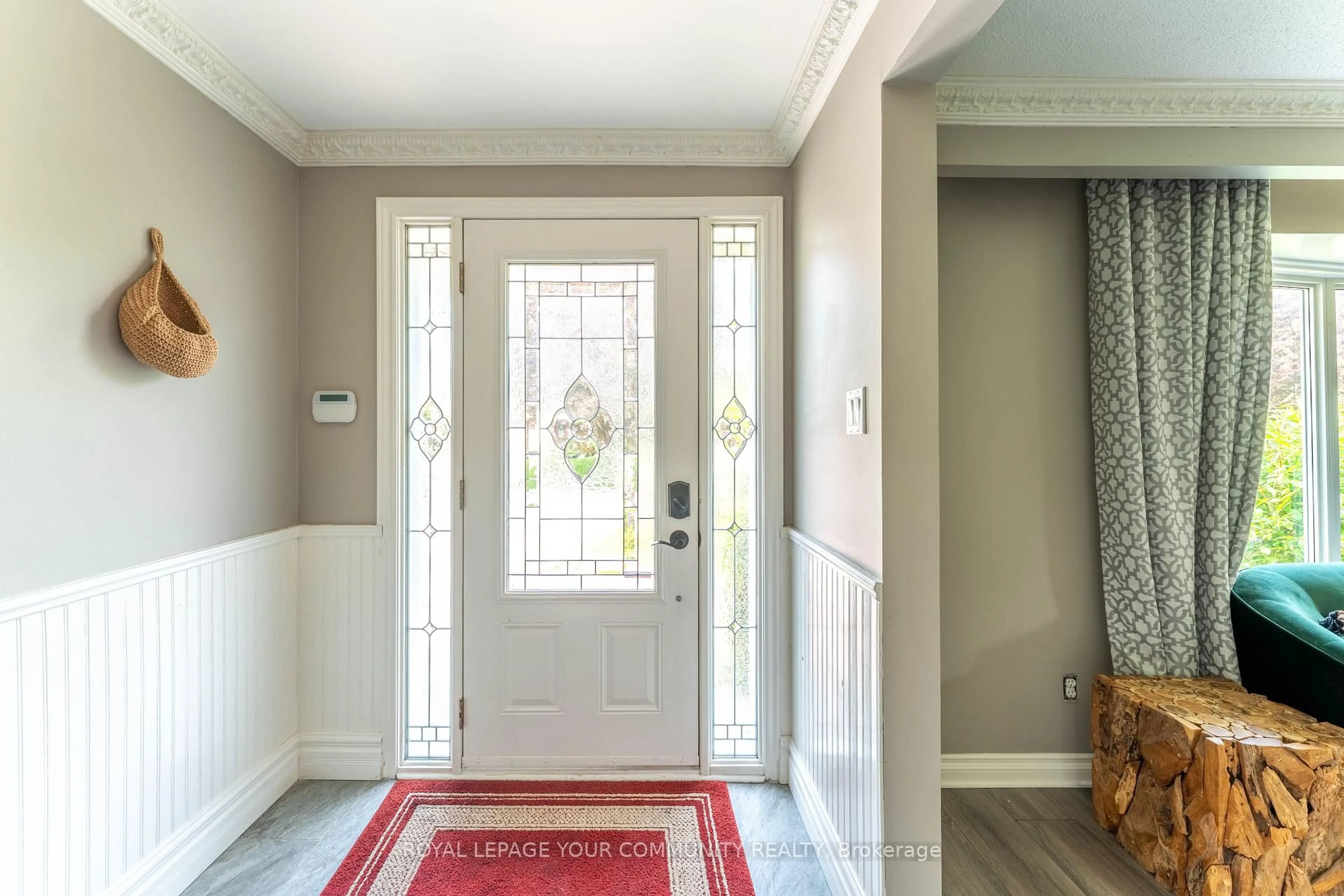 Indoor entryway for 85 Devins Dr, Aurora Ontario L4G 2Z5