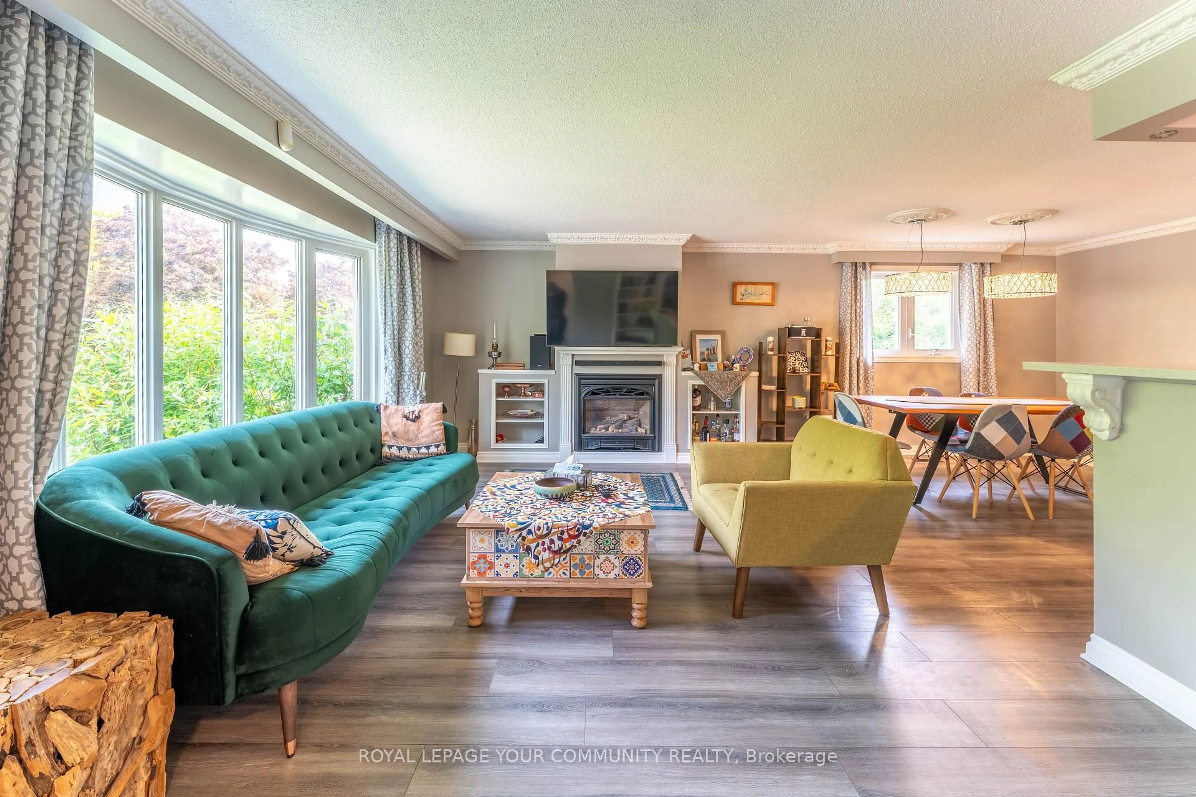 Living room with furniture, wood/laminate floor for 85 Devins Dr, Aurora Ontario L4G 2Z5