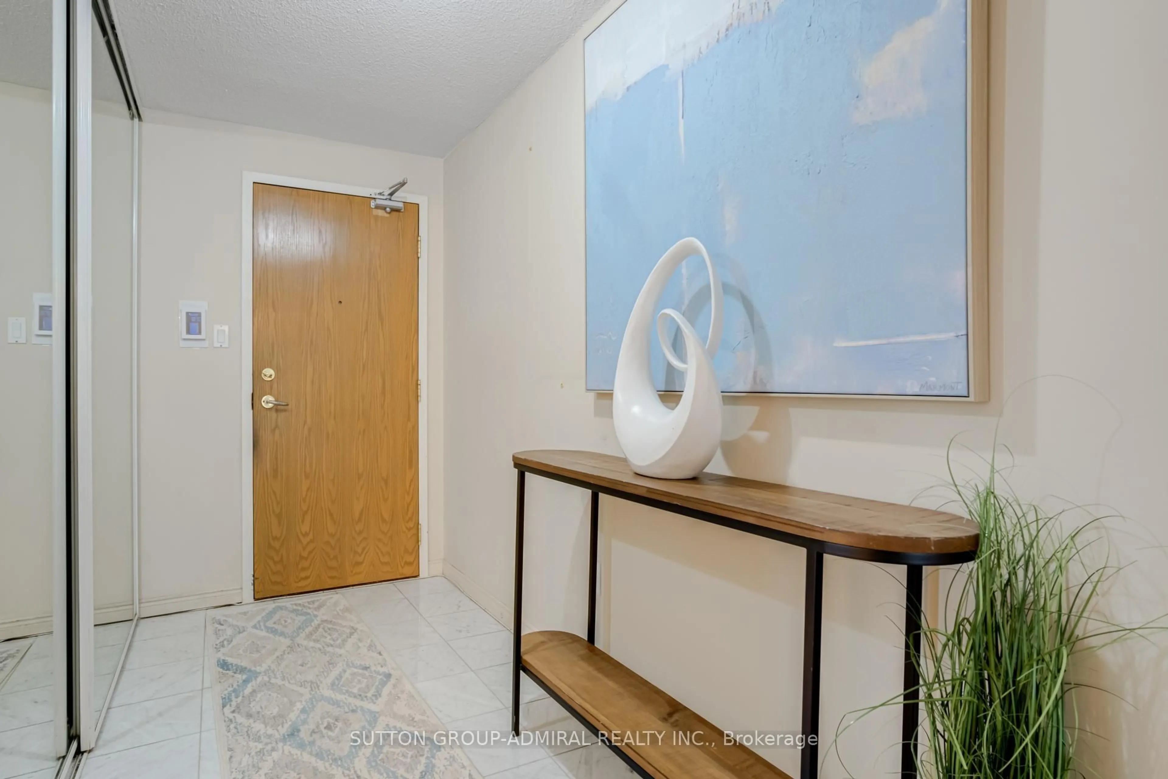 Indoor entryway for 7250 Yonge St #311, Vaughan Ontario L4J 7X1