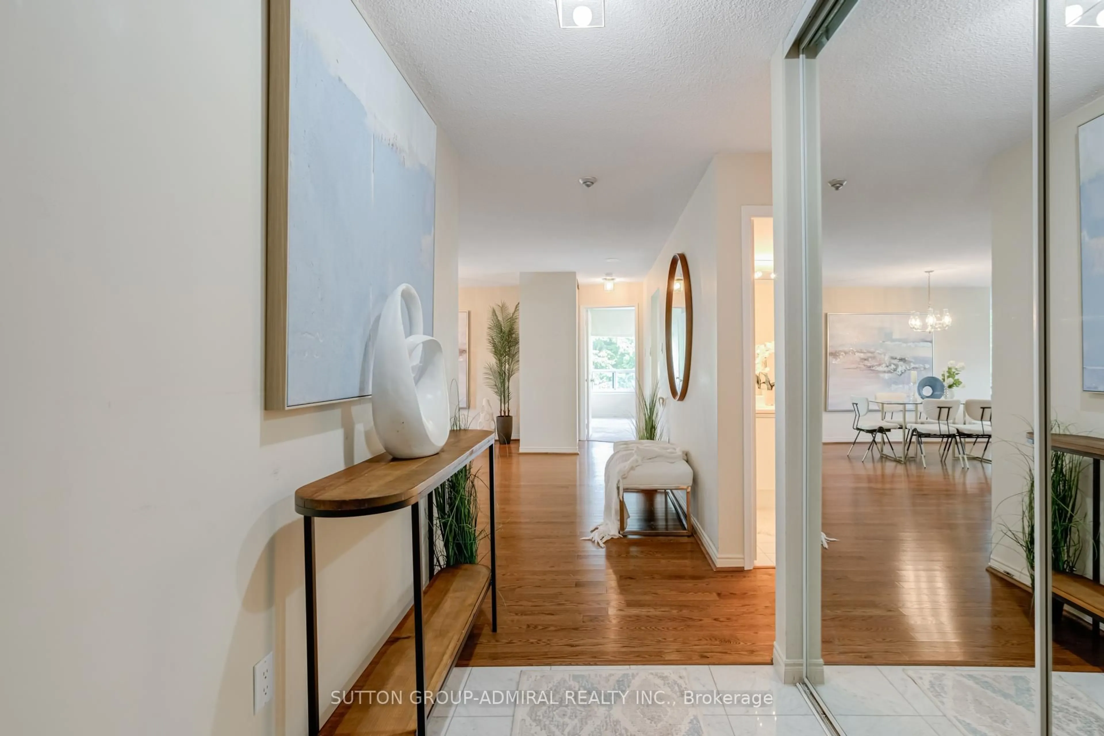Indoor entryway for 7250 Yonge St #311, Vaughan Ontario L4J 7X1