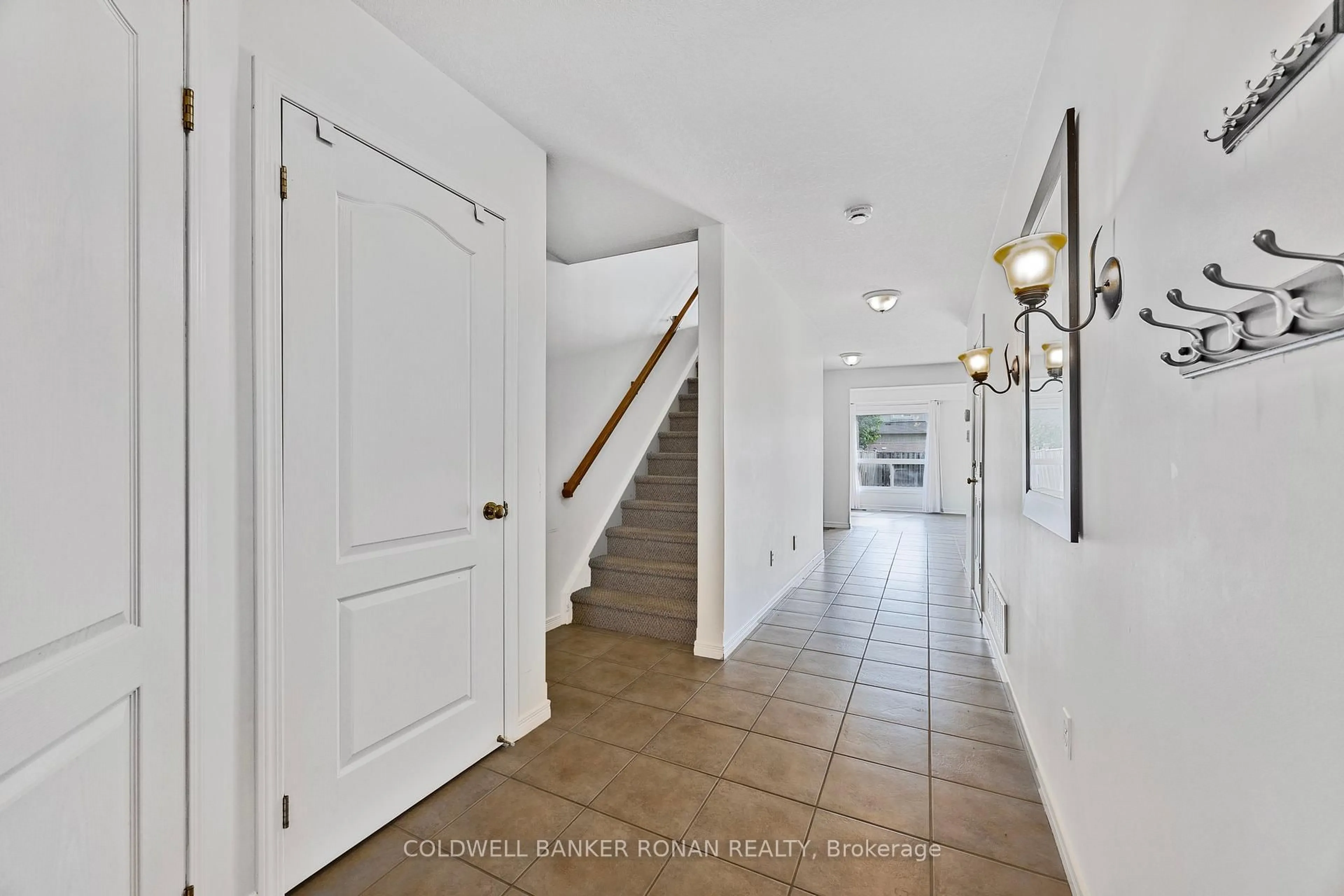 Indoor foyer for 87 Warman St, New Tecumseth Ontario L9R 0B8
