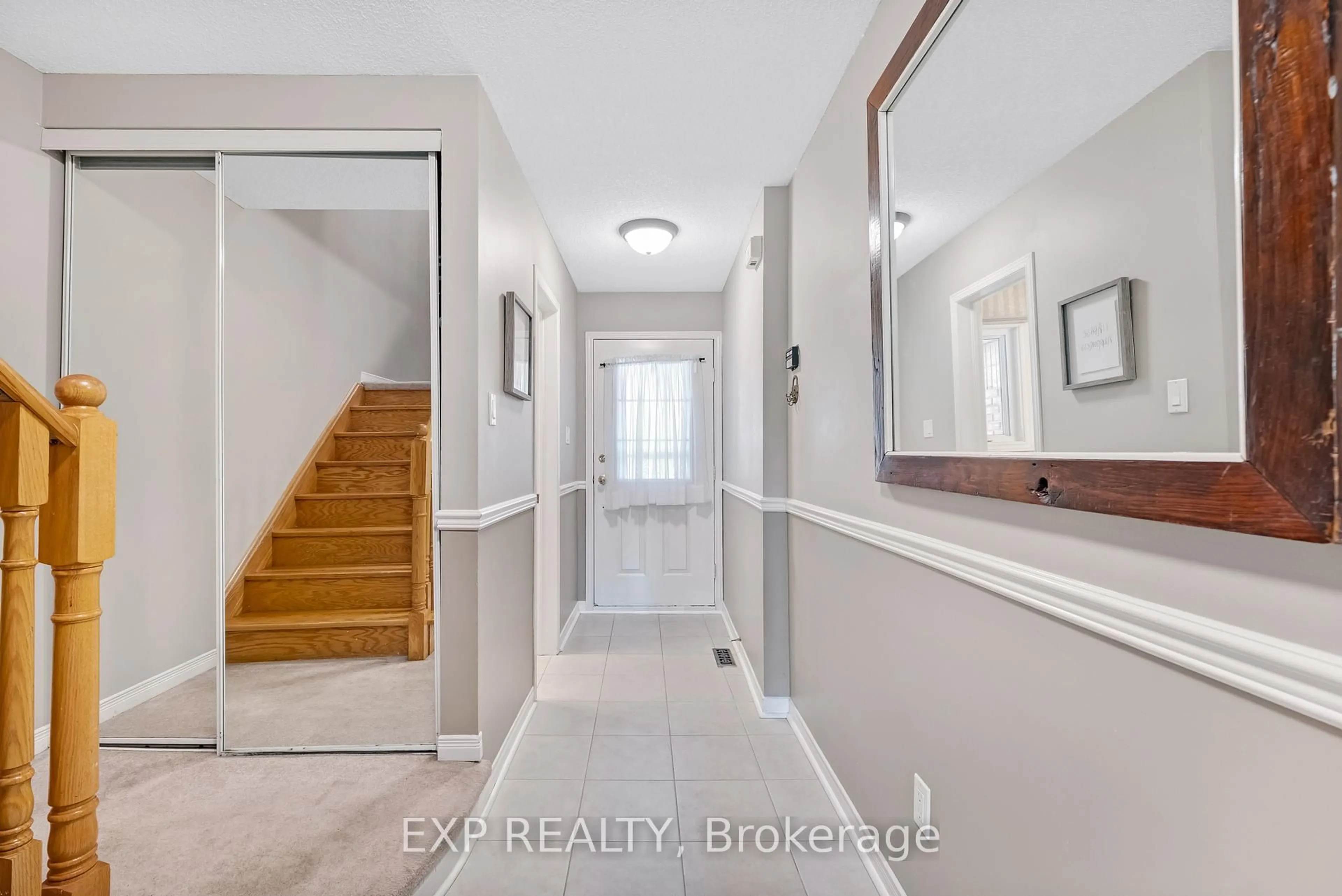 Indoor entryway for 846 Playter Cres, Newmarket Ontario L3X 1W8